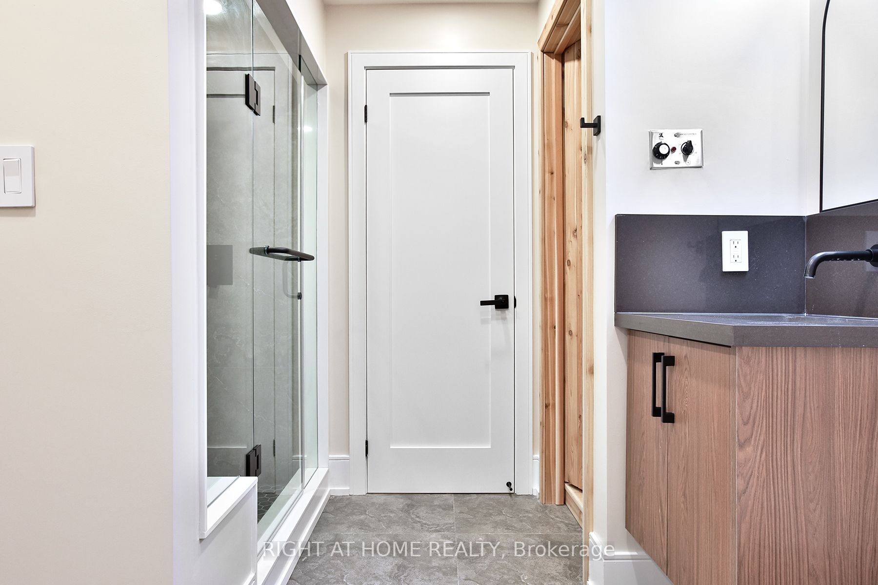 106 Eastbourne Avenue Property Photo 43