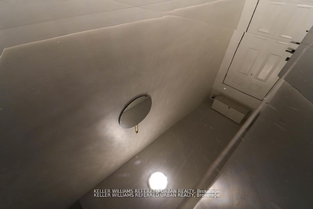 1182 Ossington Avenue Upper Property Photo 5