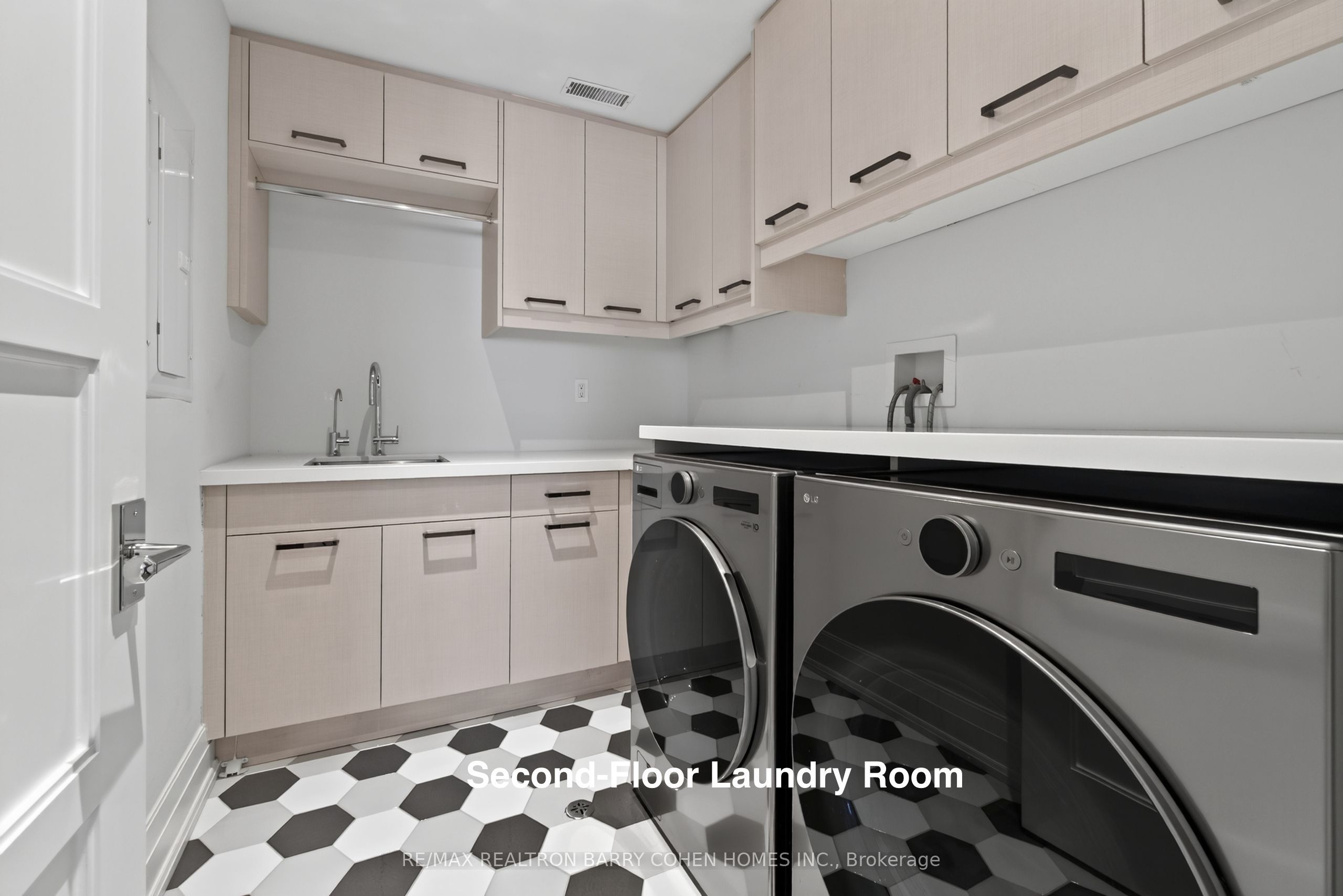 154 Yonge Boulevard Property Photo 35