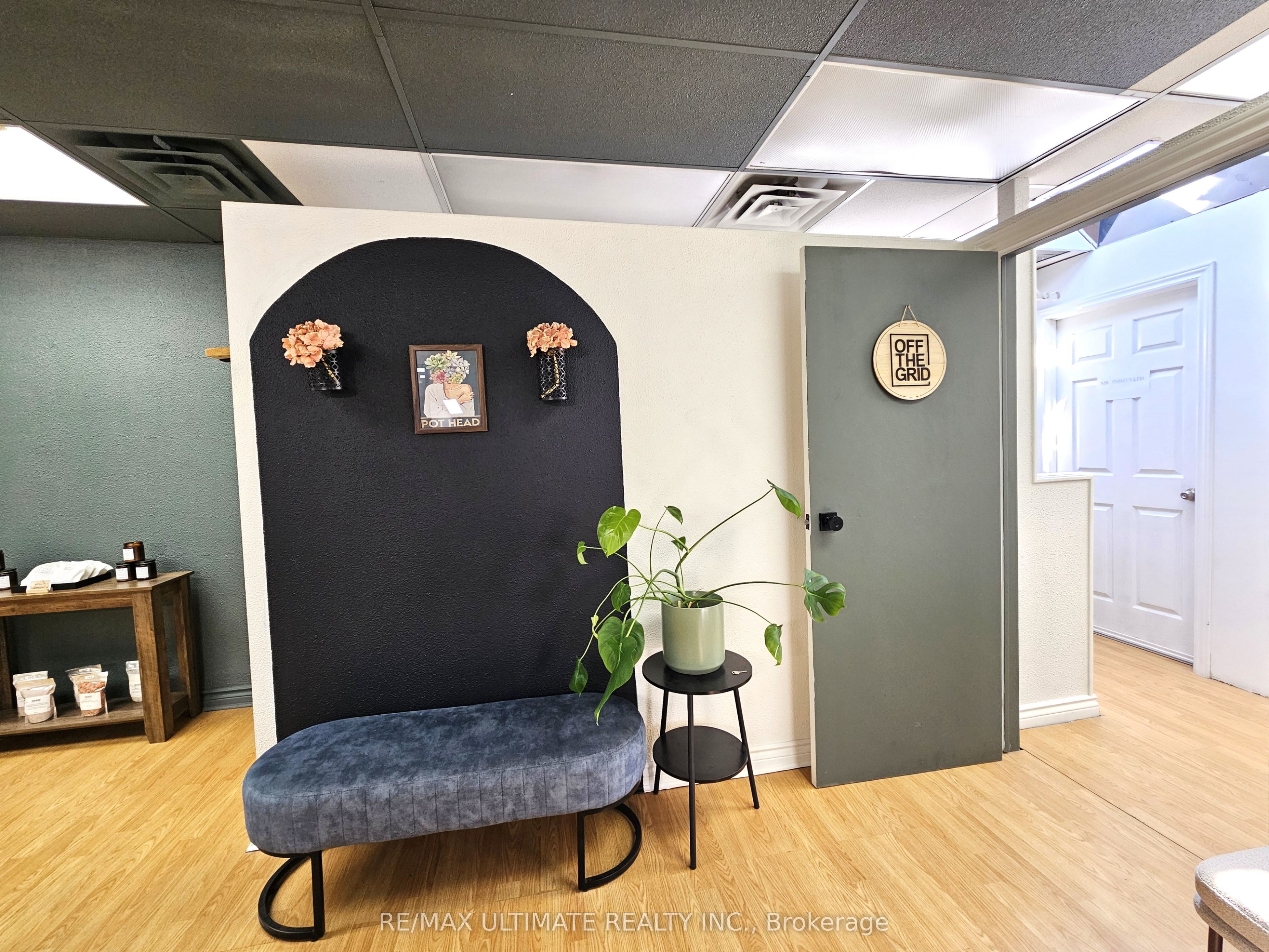2007a Yonge Street Property Photo 4