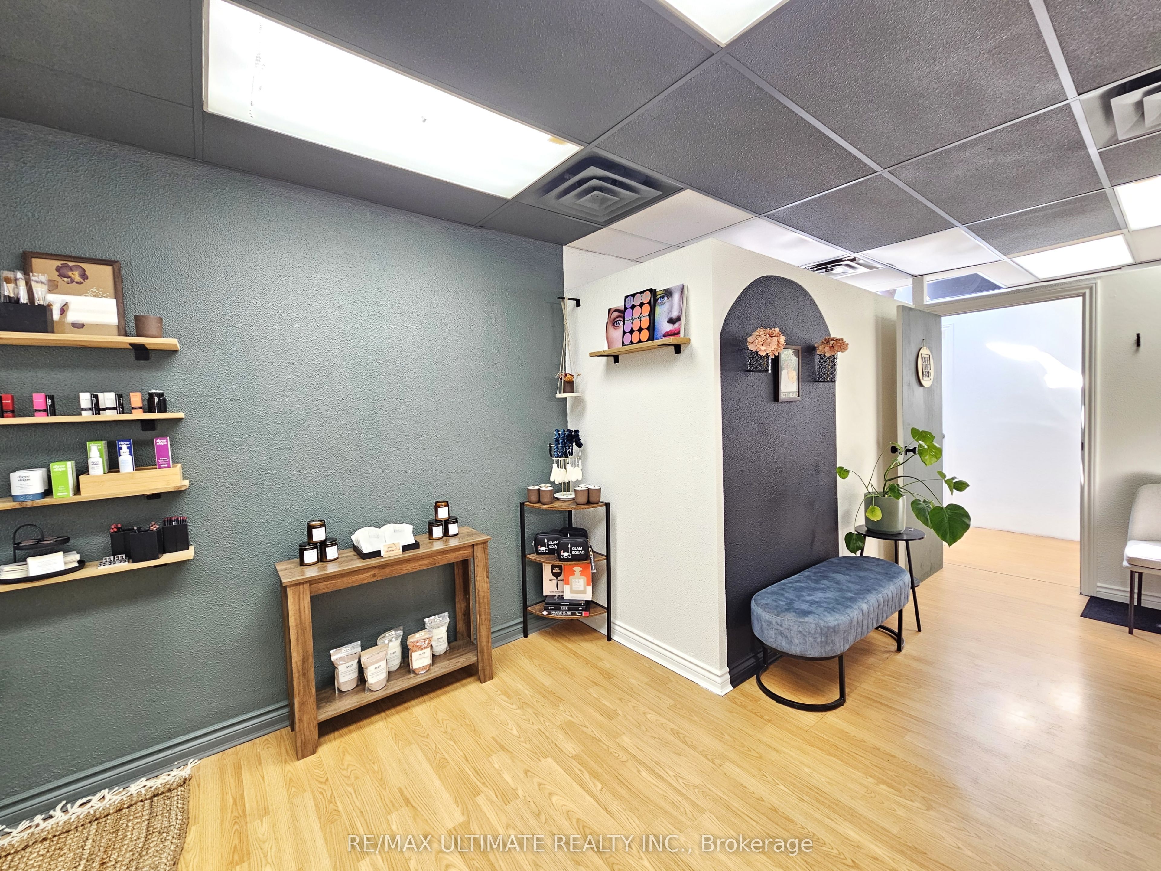 2007a Yonge Street Property Photo 6