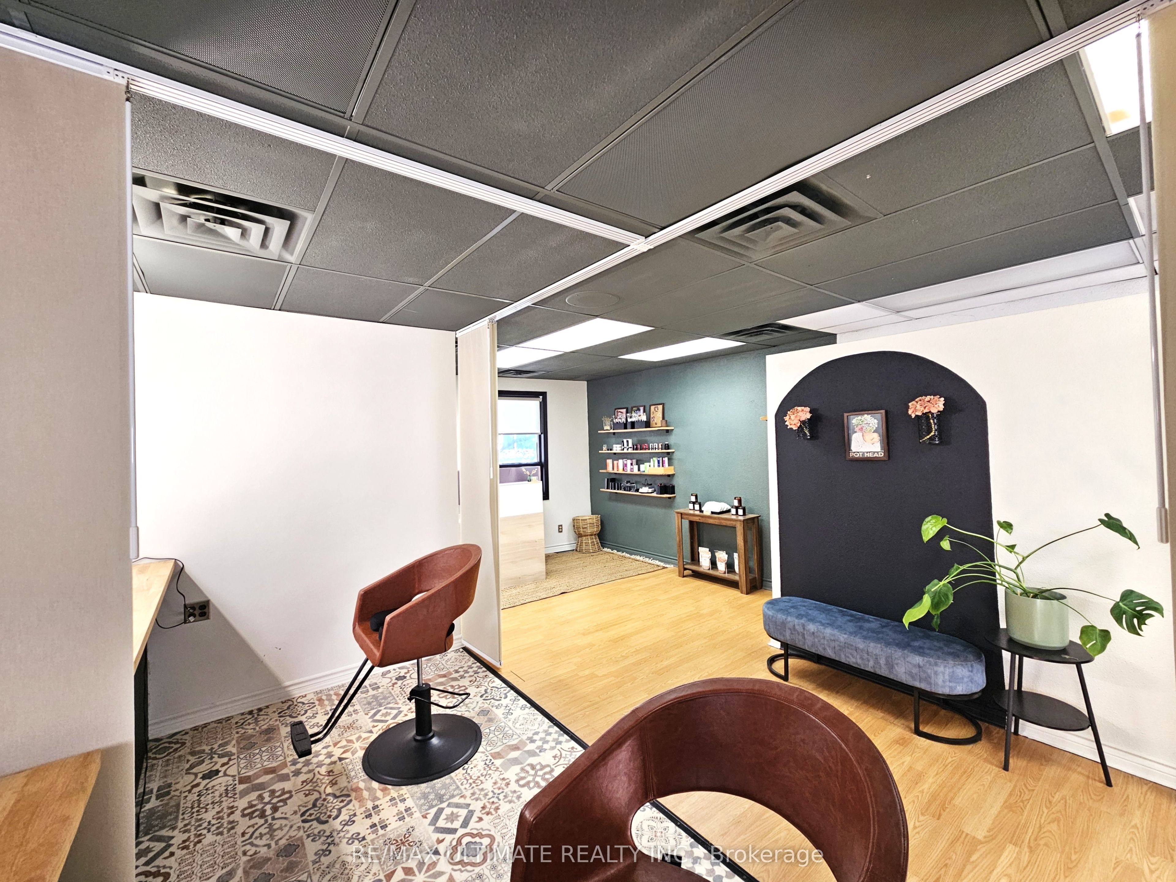2007a Yonge Street Property Photo 7