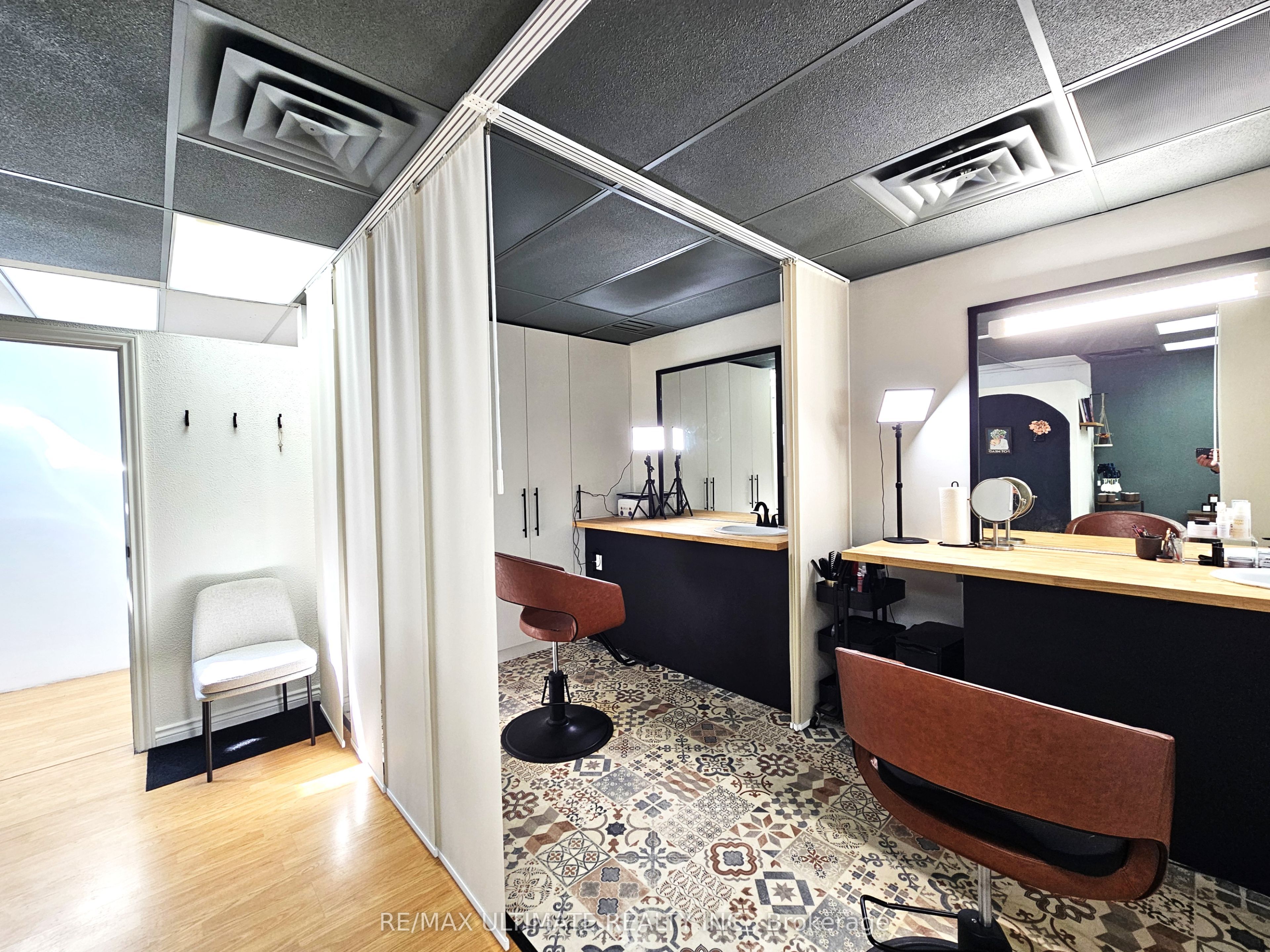 2007a Yonge Street Property Photo 8
