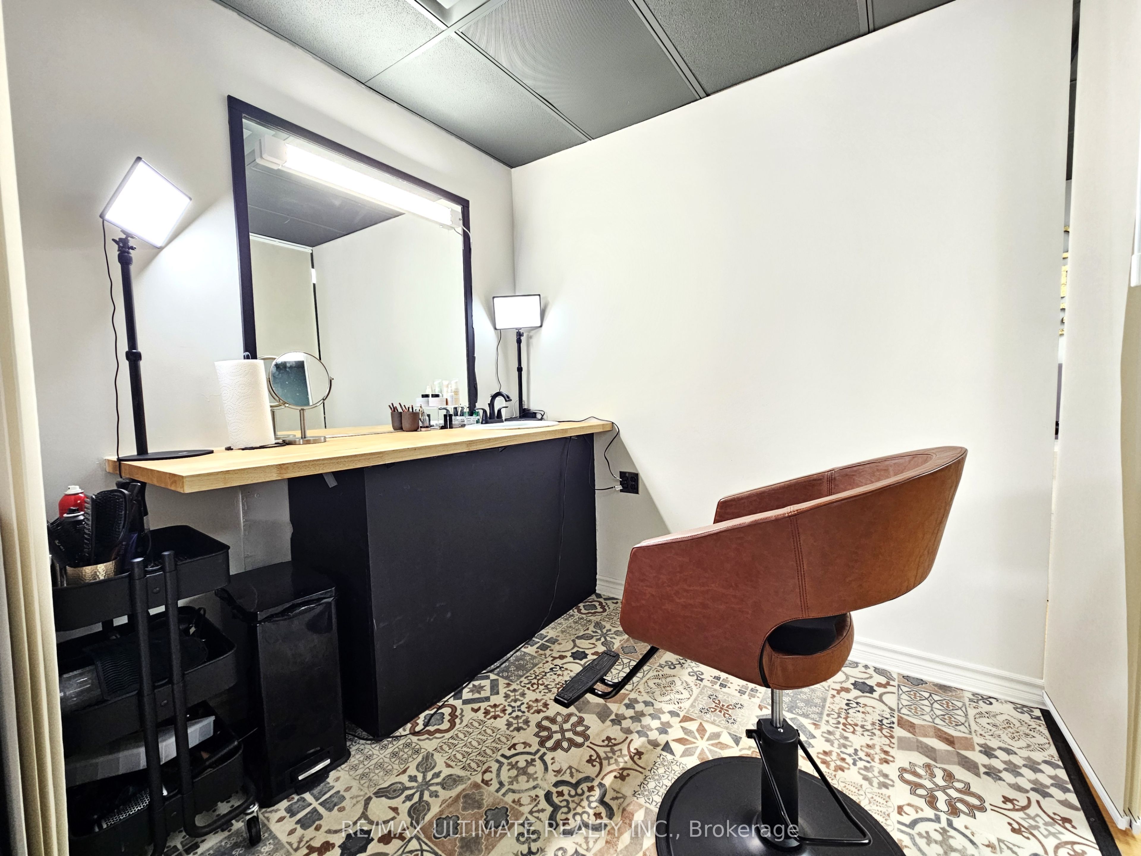 2007a Yonge Street Property Photo 11