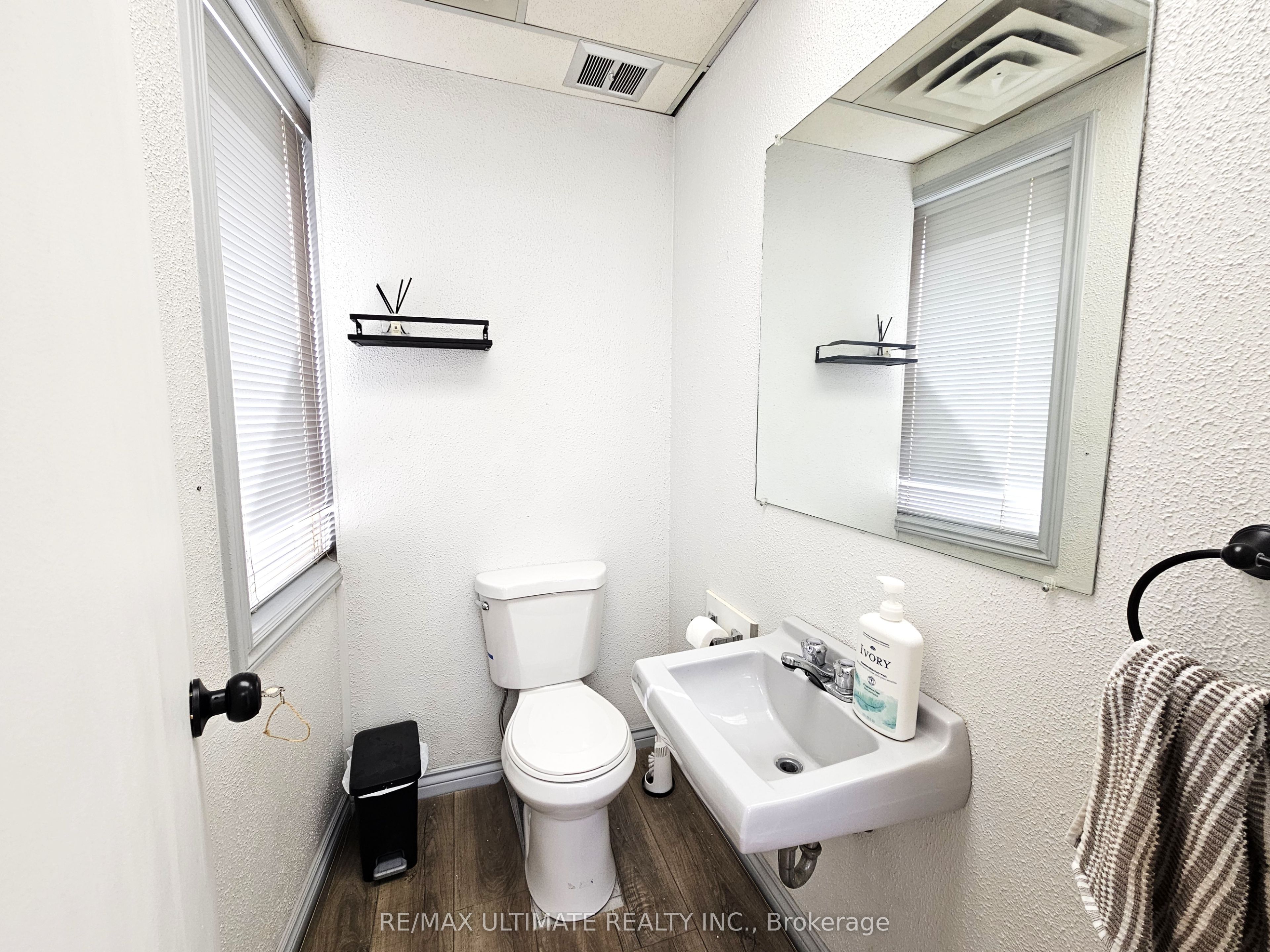 2007a Yonge Street Property Photo 13