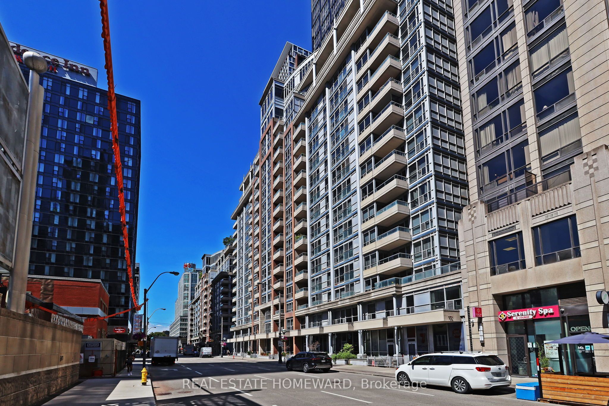 250 Wellington Street W Ph31 Property Photo 2