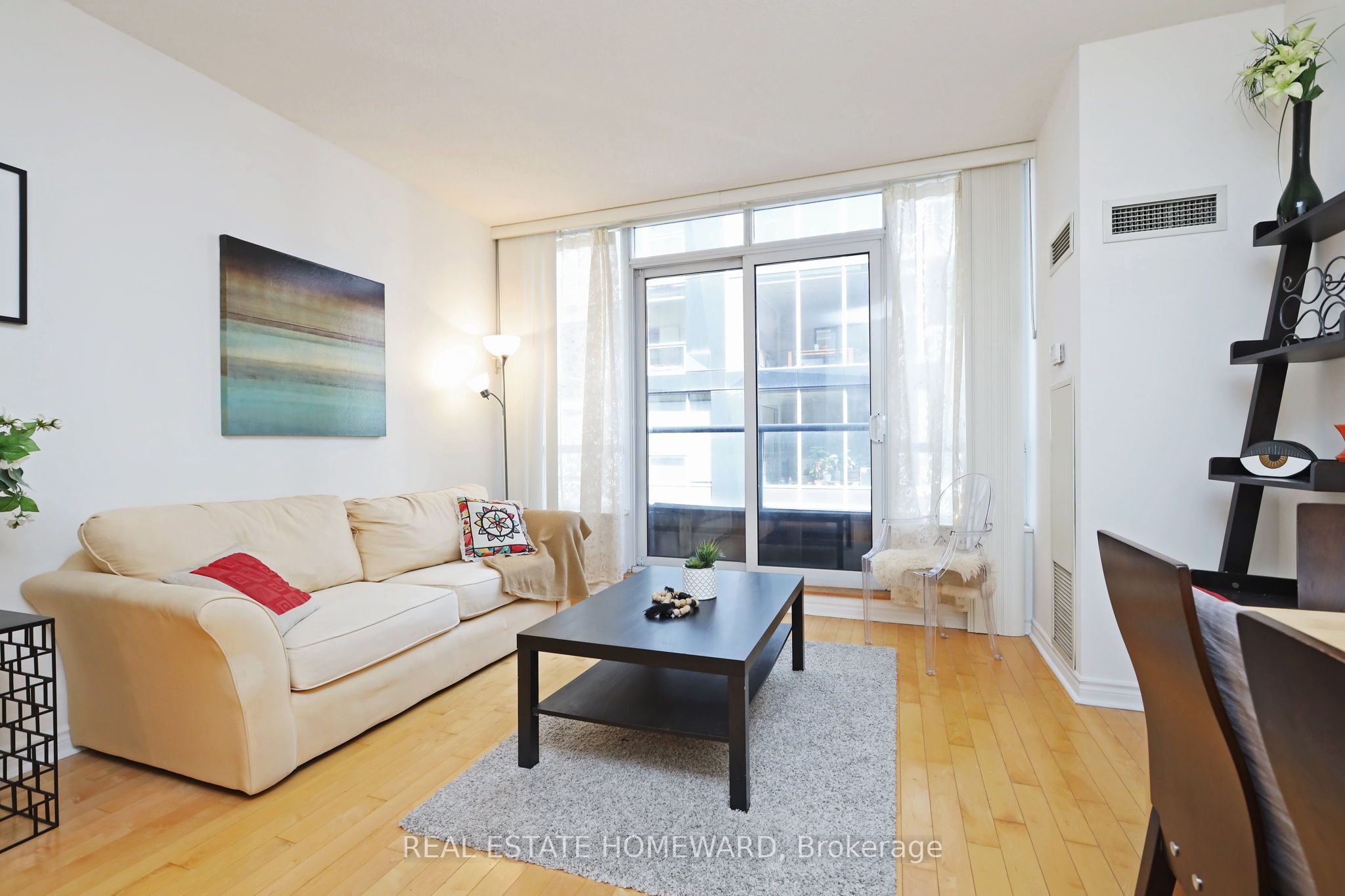 250 Wellington Street W Ph31 Property Photo 4