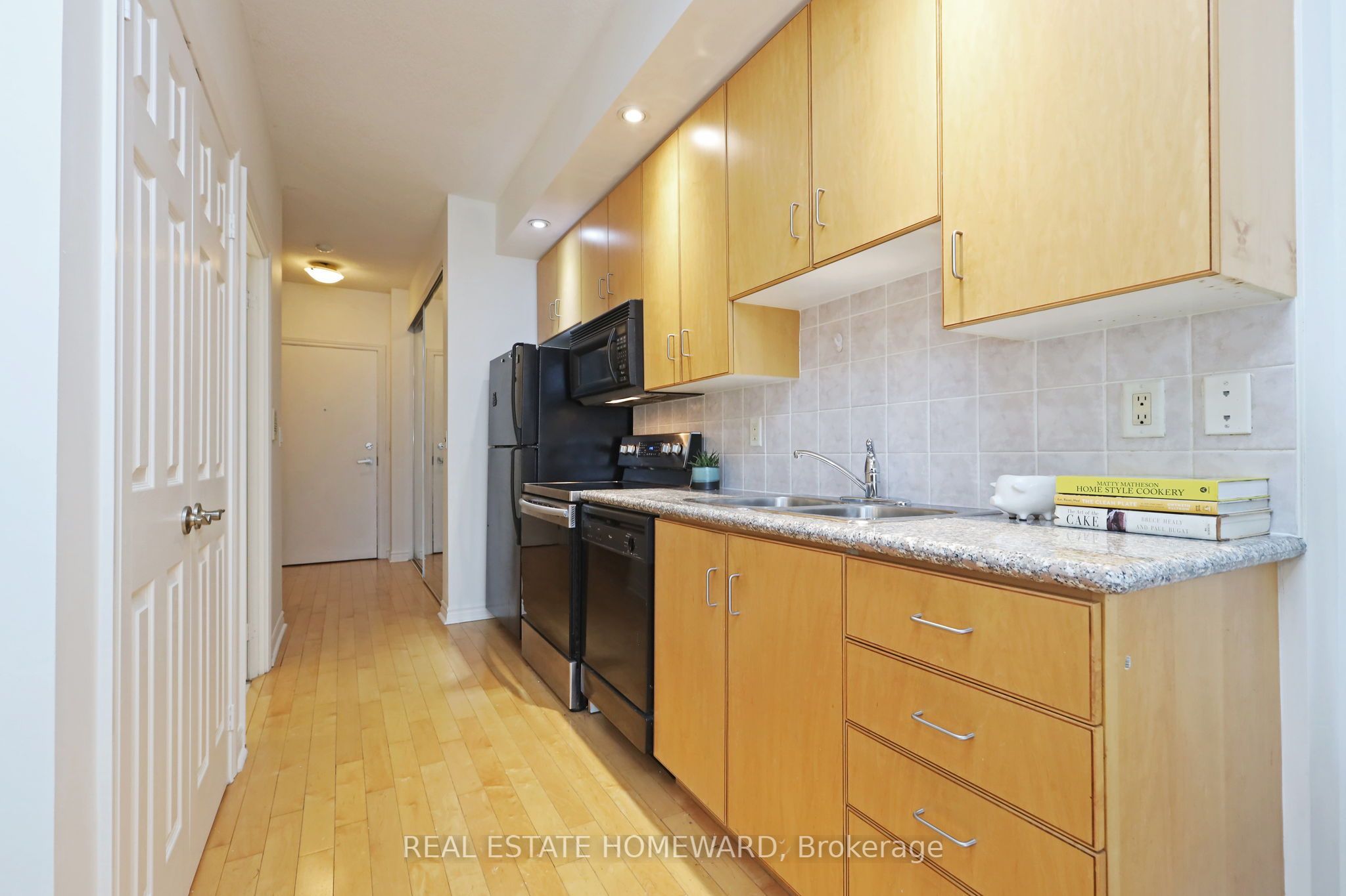 250 Wellington Street W Ph31 Property Photo 8