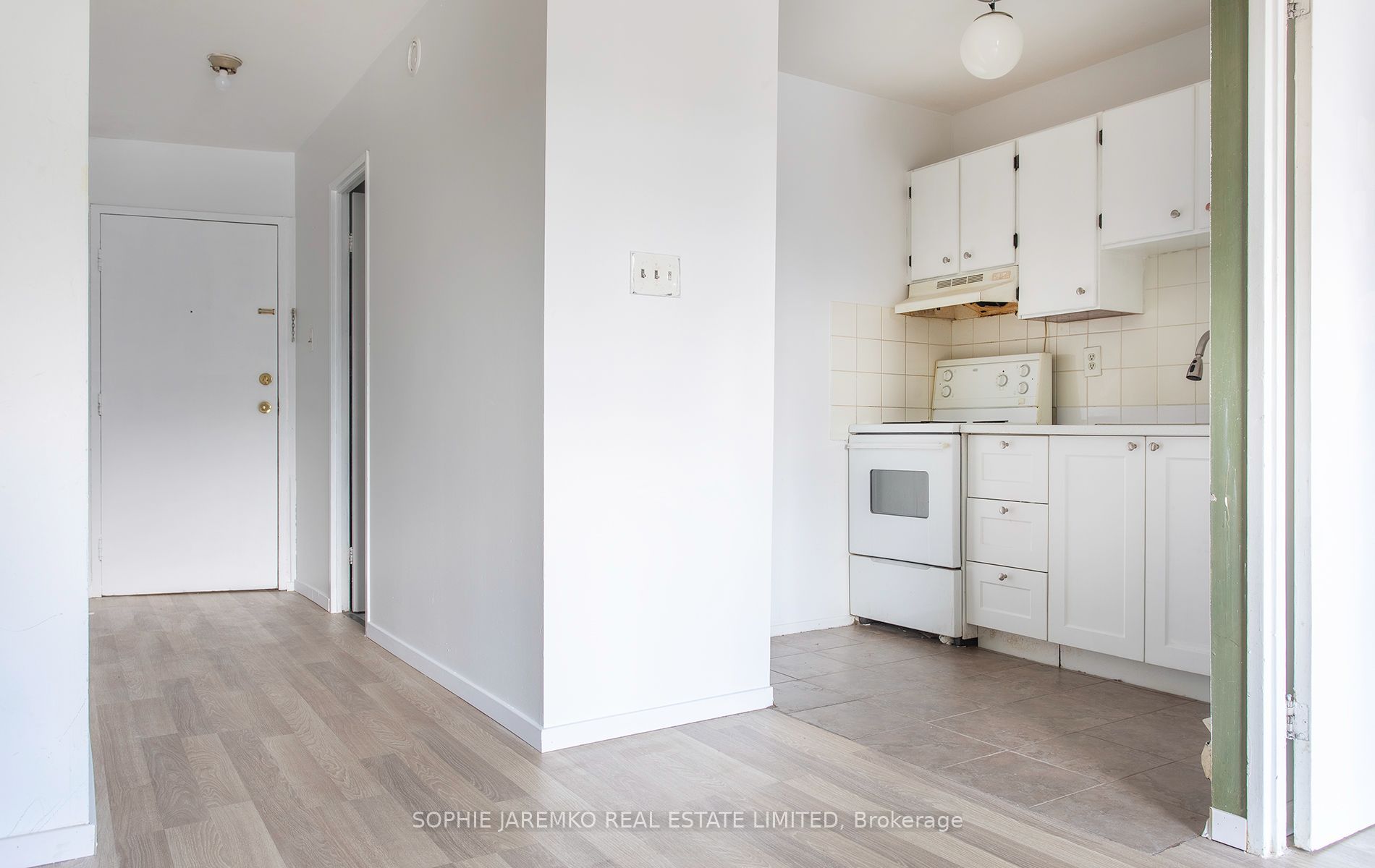 1071a Bloor Street W 3 Property Photo 6