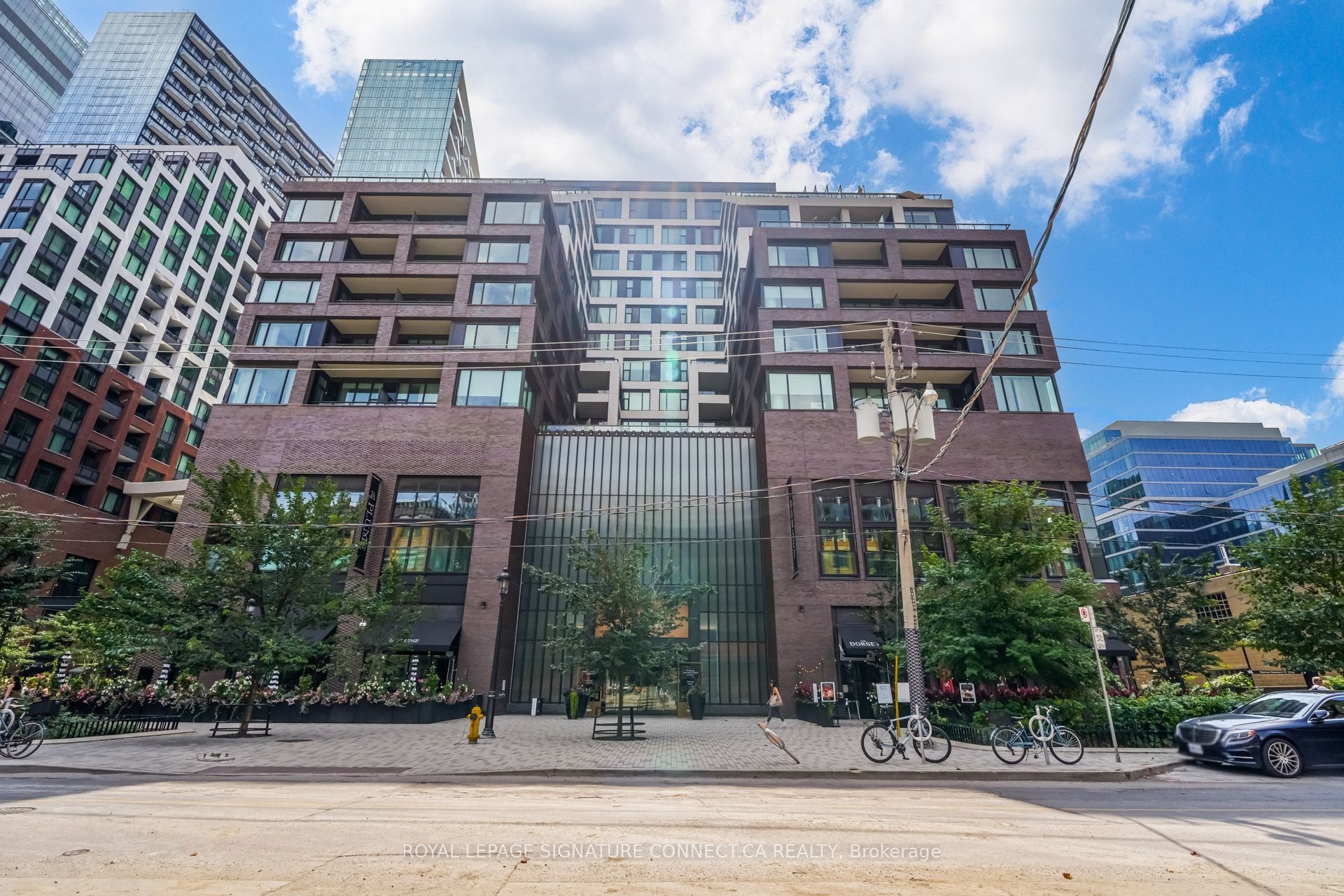 455 Wellington Street W 402
