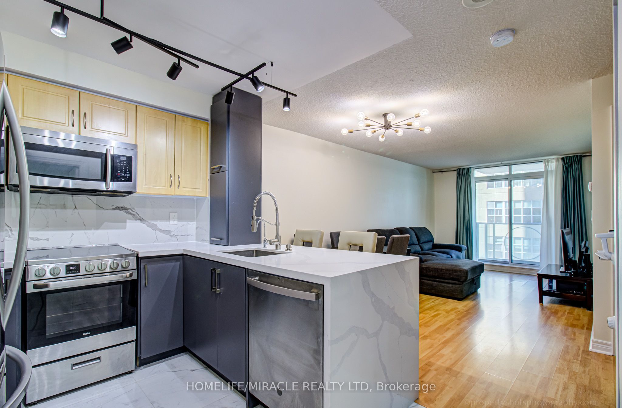 212 Eglinton Avenue 705 Property Photo 1