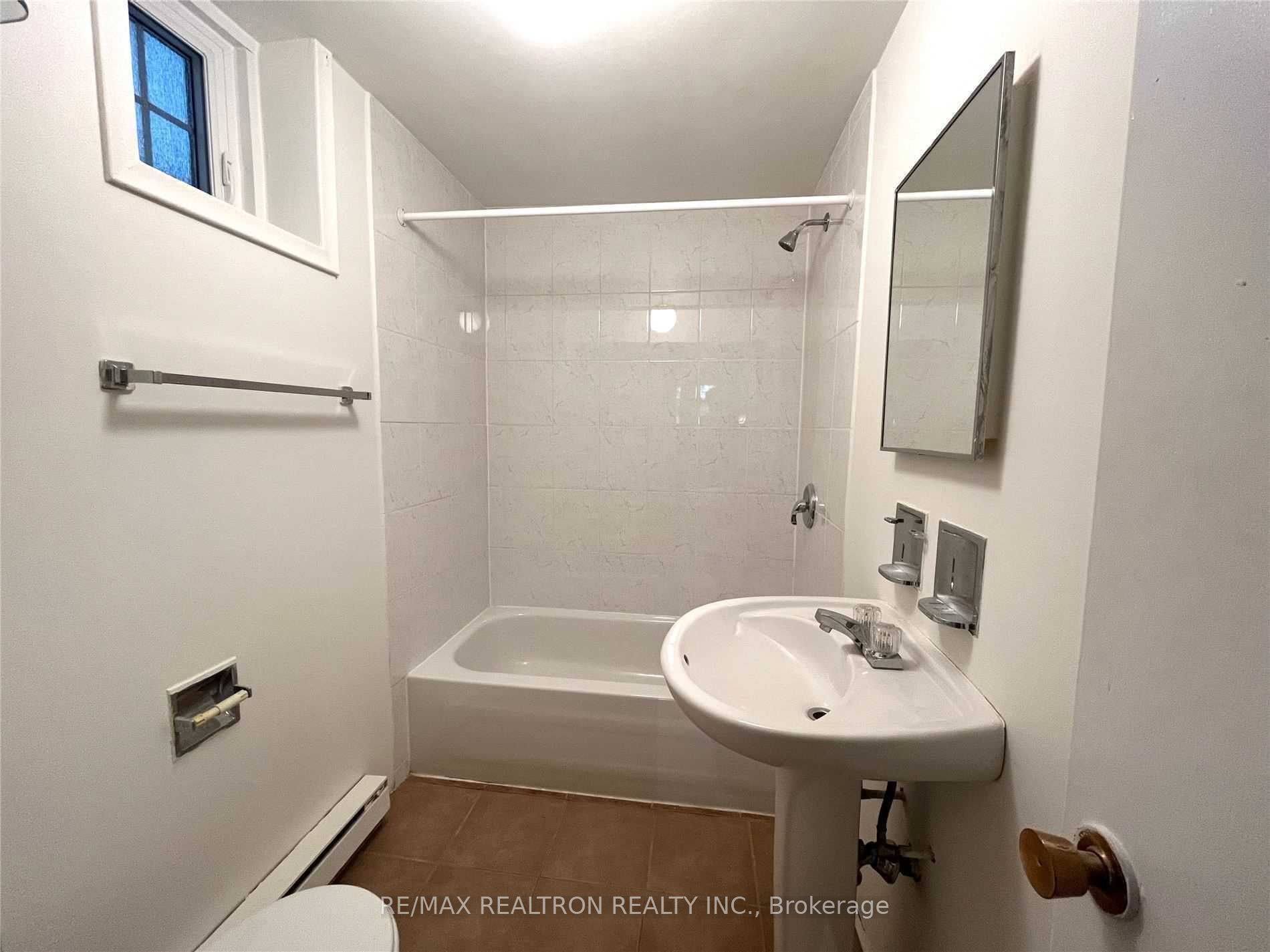 485 Oriole Parkway B Property Photo 7