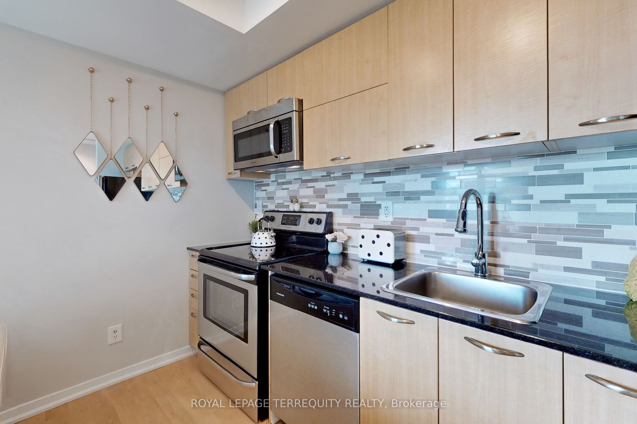 38 Joe Shuster Way 710 Property Photo 12