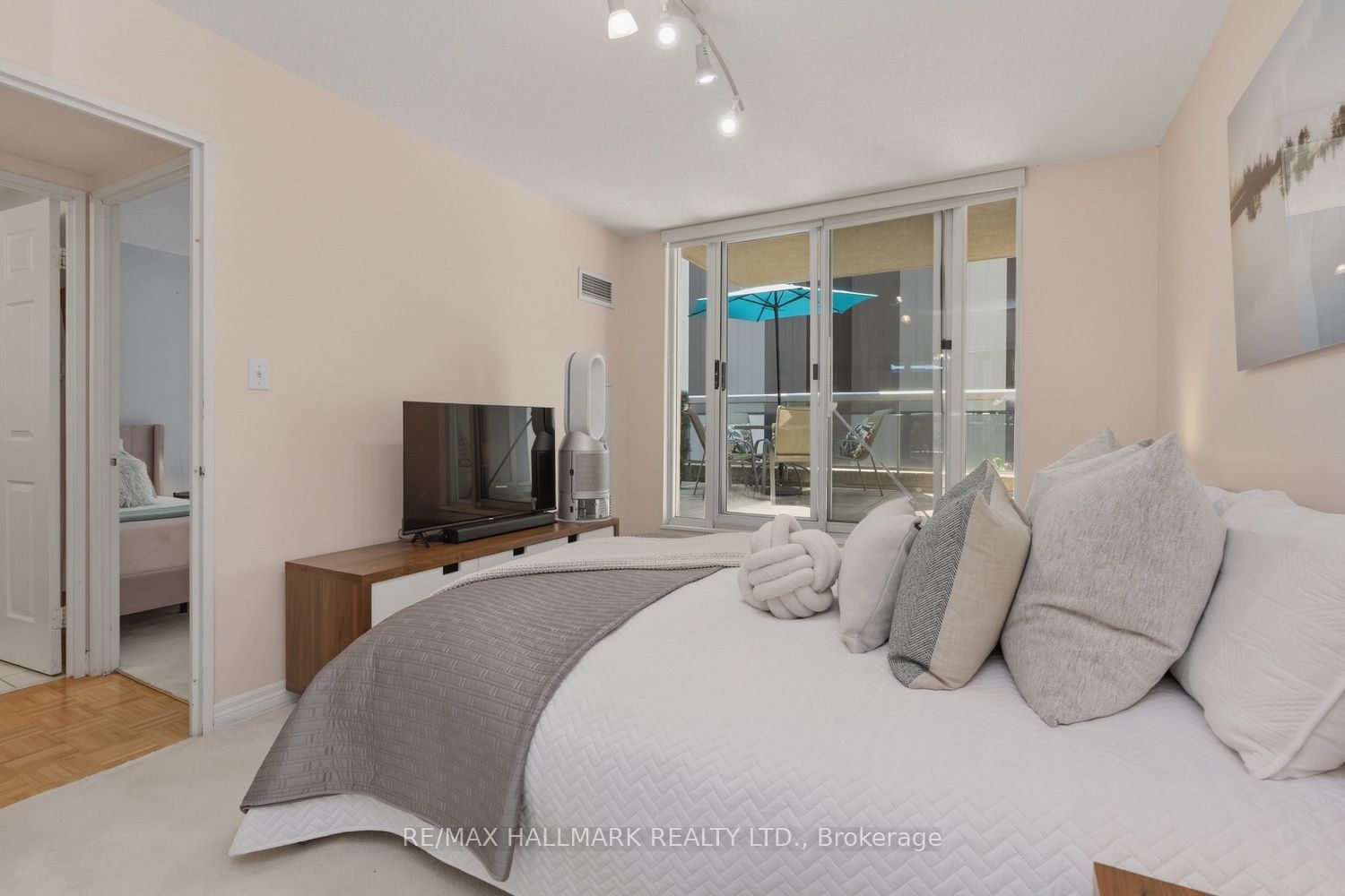 43 Eglinton Avenue E 310 Property Photo 24