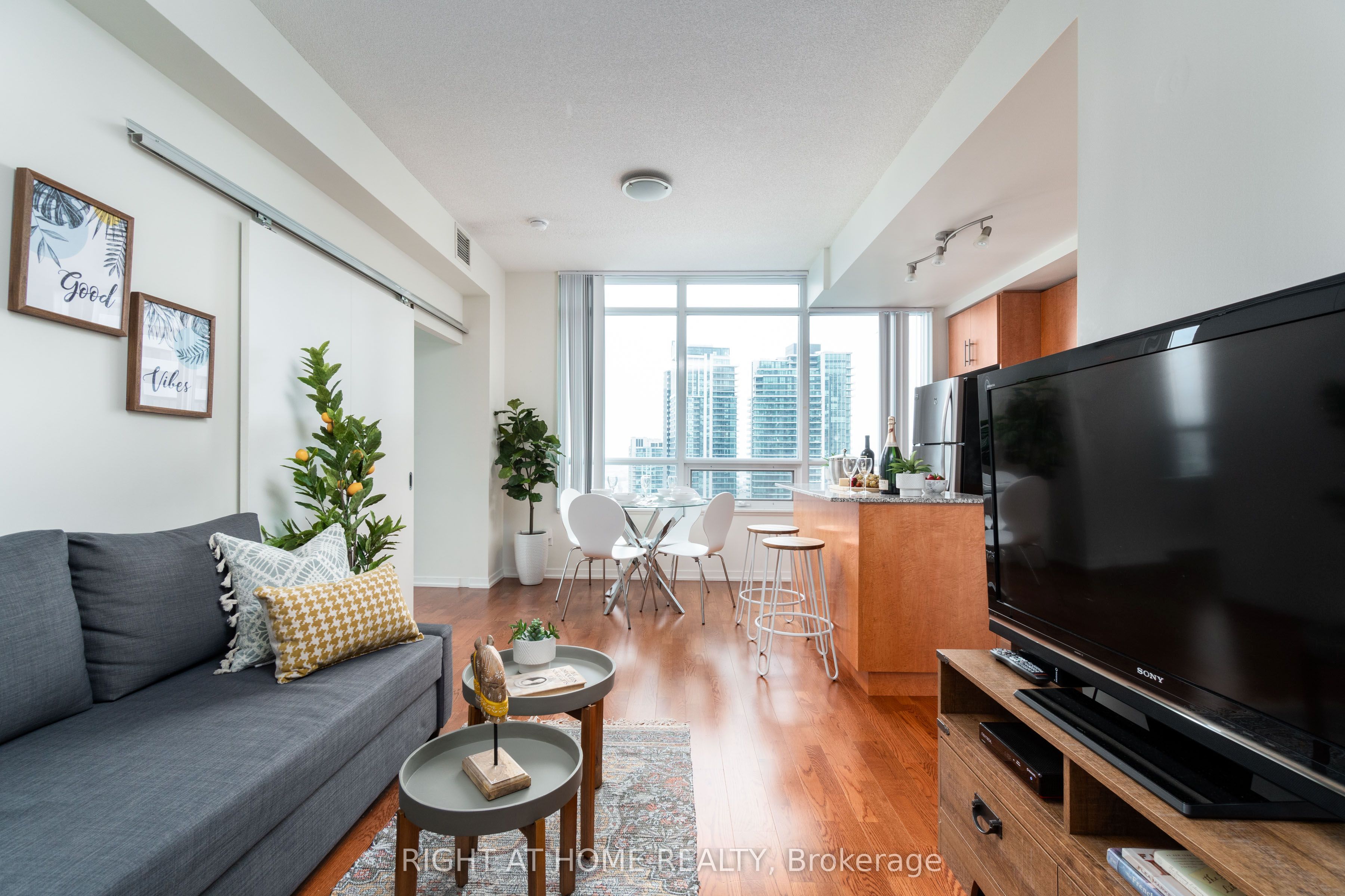 55 Bremner Boulevard 3404 Property Photo 2