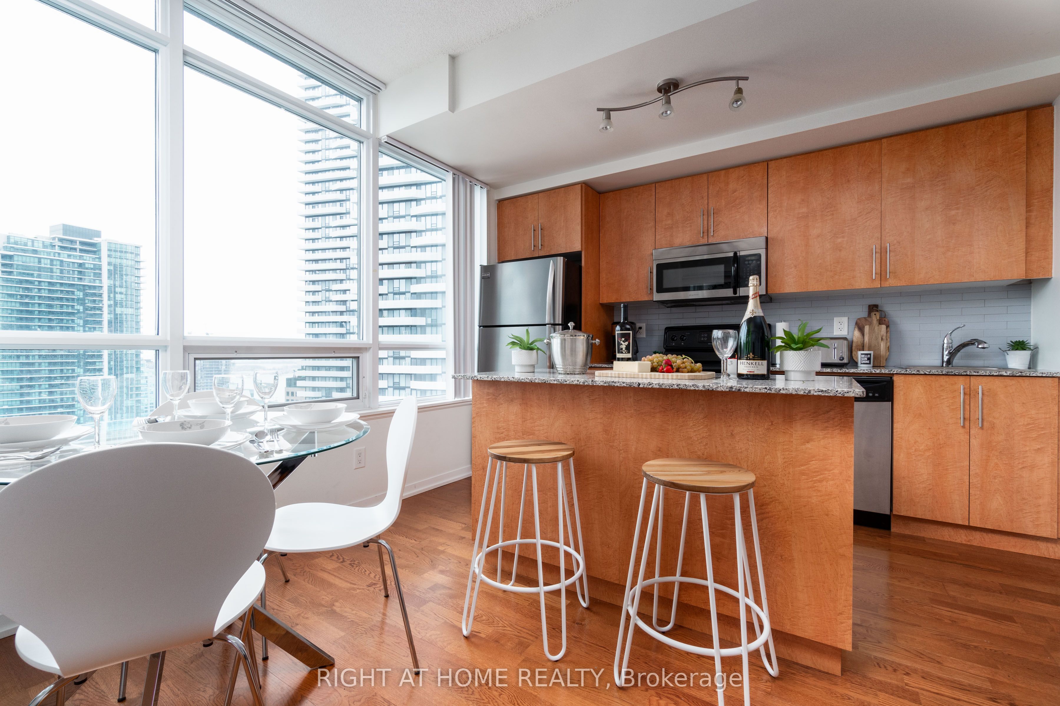 55 Bremner Boulevard 3404 Property Photo 6