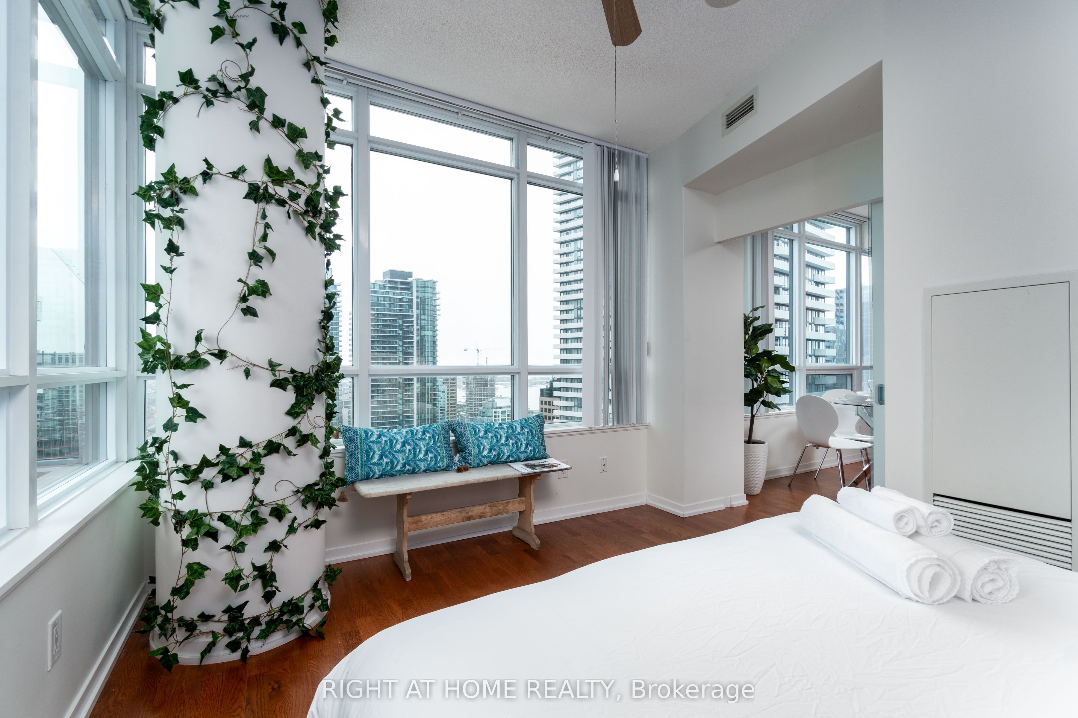 55 Bremner Boulevard 3404 Property Photo 12