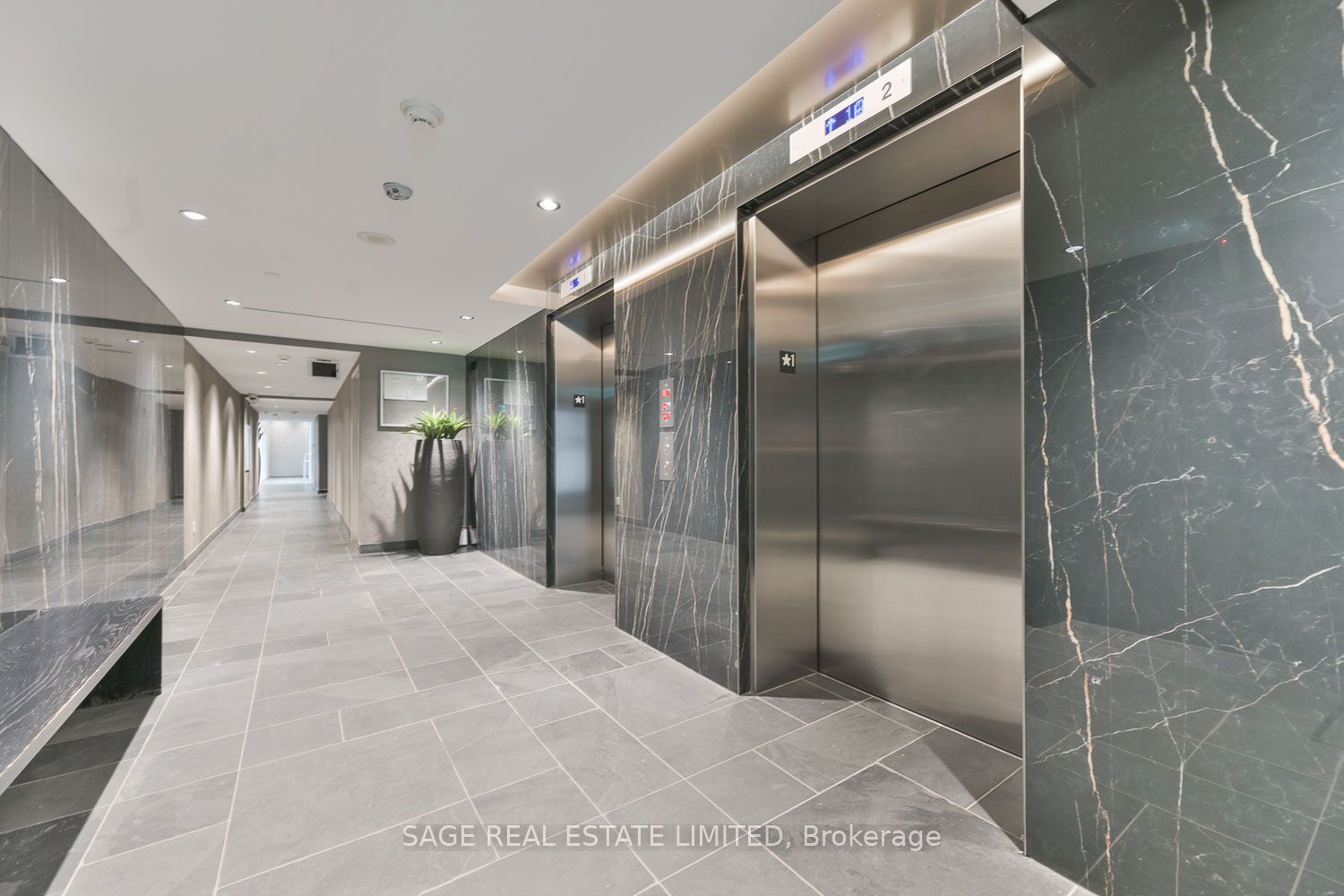 95 Bathurst Street 914 Property Photo 2