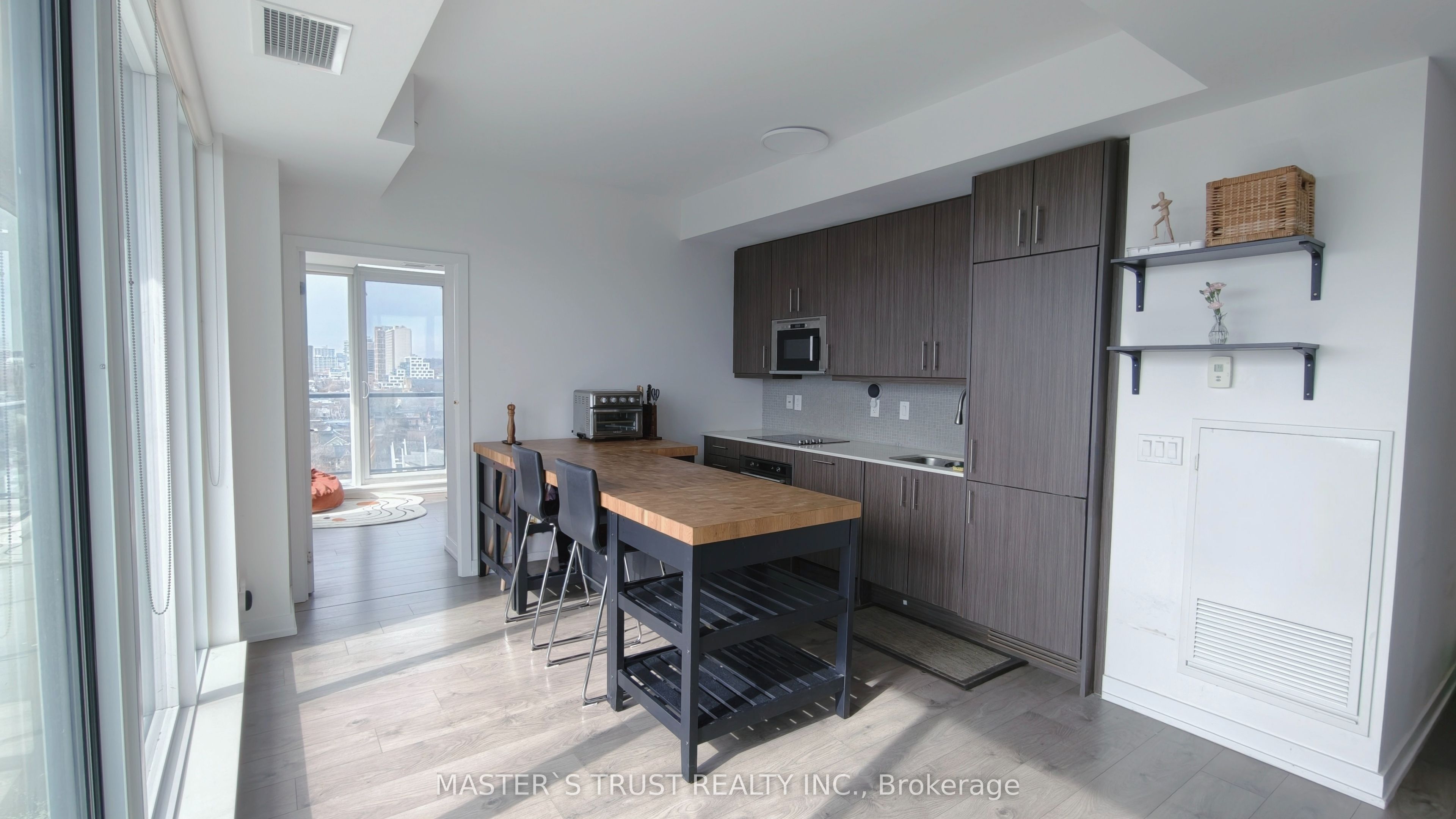 297 College Street 1517 Property Photo 2