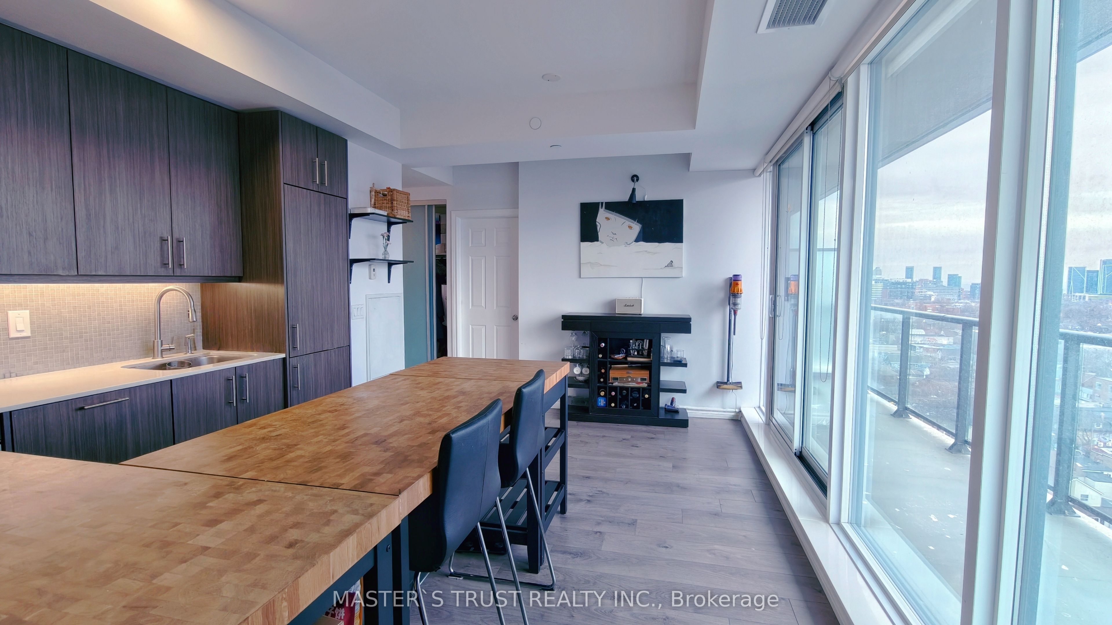 297 College Street 1517 Property Photo 5