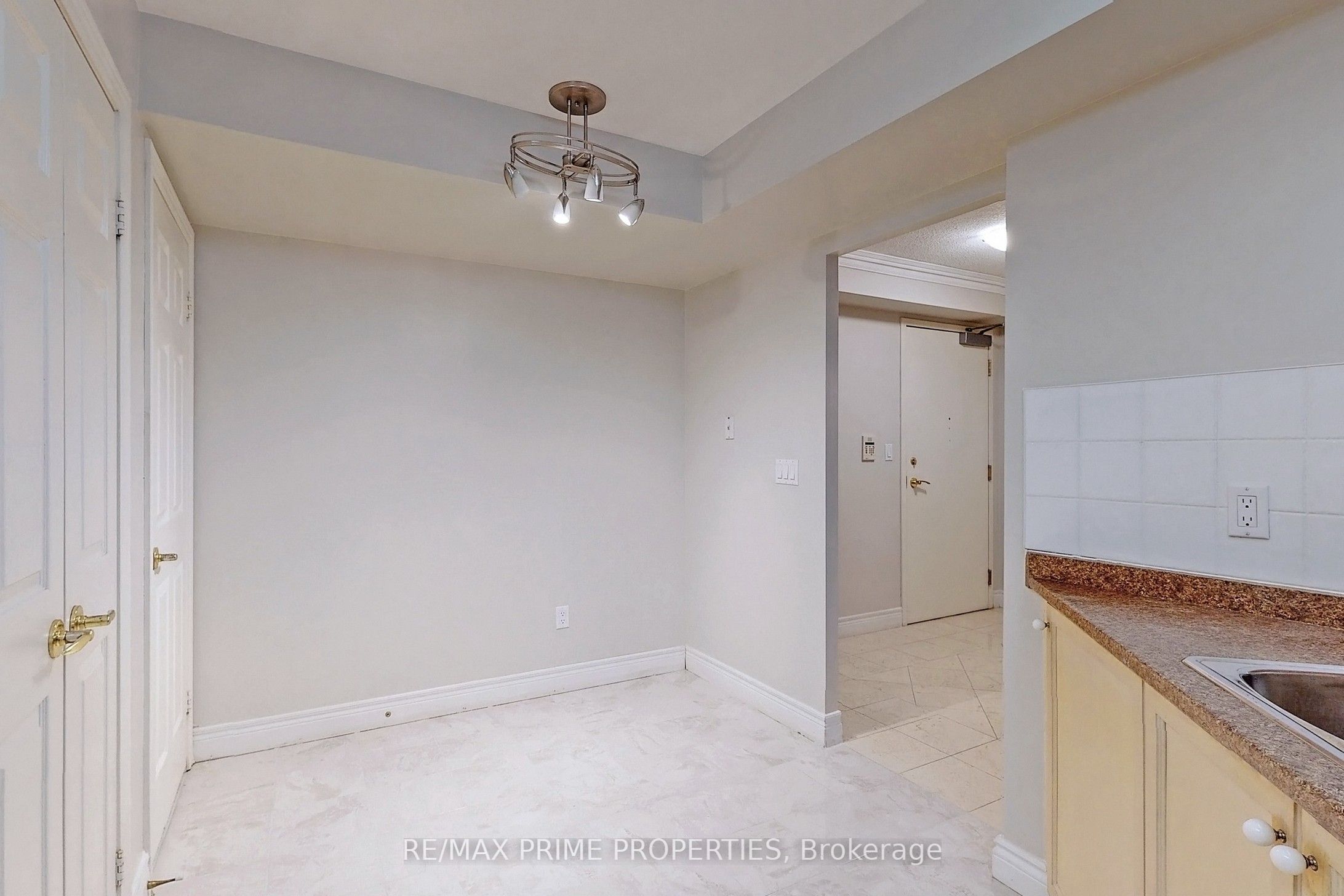 89 Skymark Drive 310 Property Photo 13