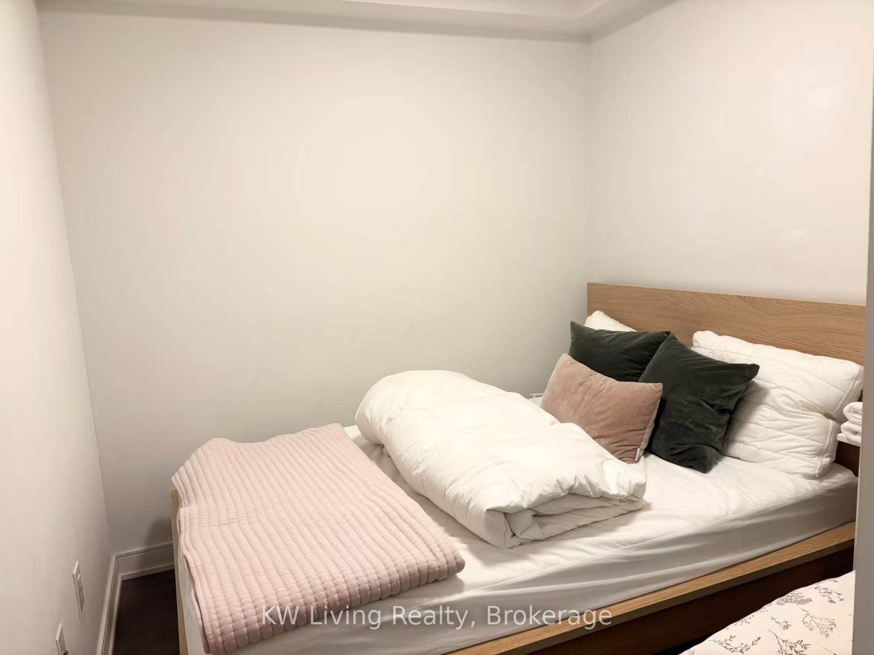 525 Adelaide Street W 1033 Property Photo 4