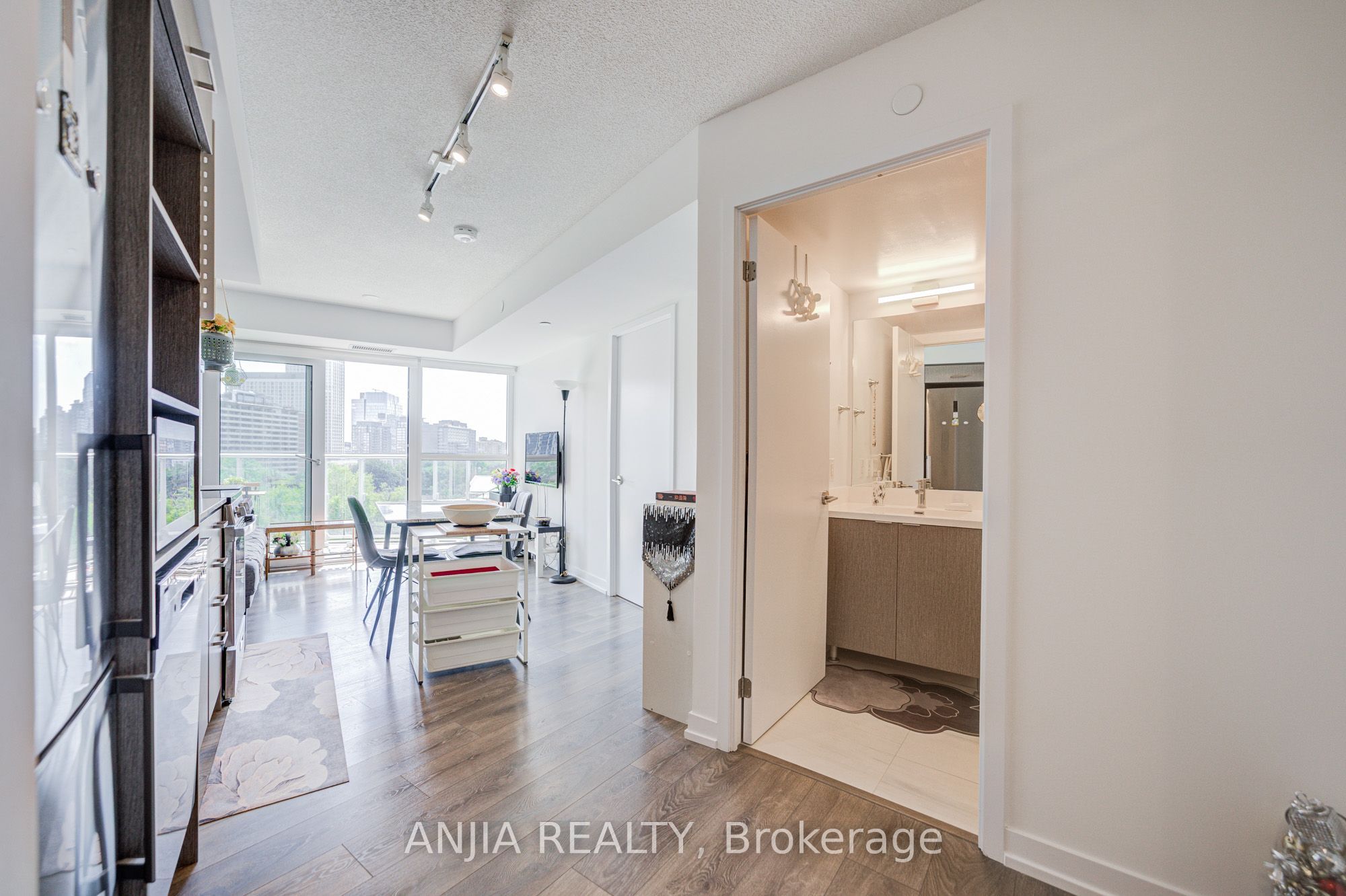 219 Dundas Street E 803 Property Photo 9