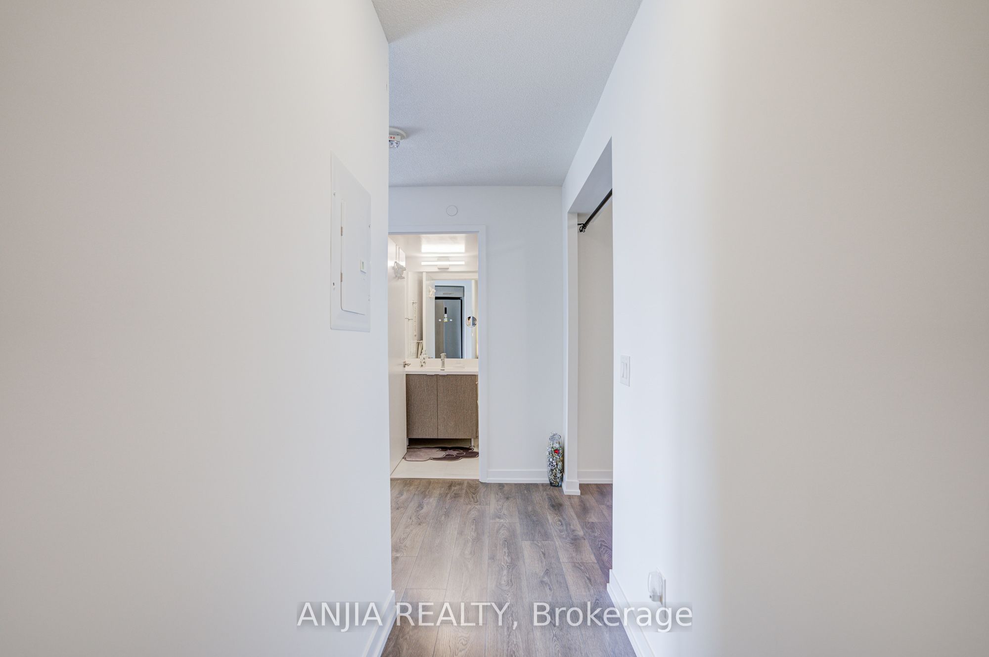219 Dundas Street E 803 Property Photo 10