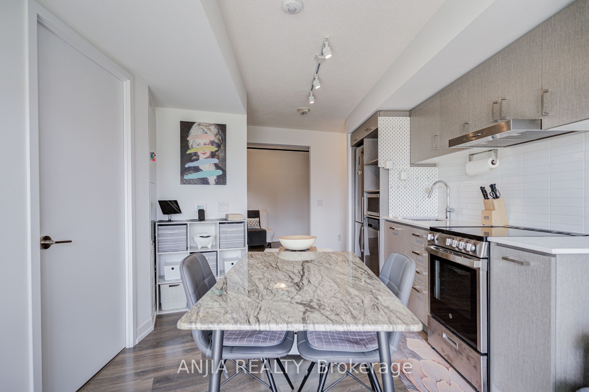 219 Dundas Street E 803 Property Photo 17