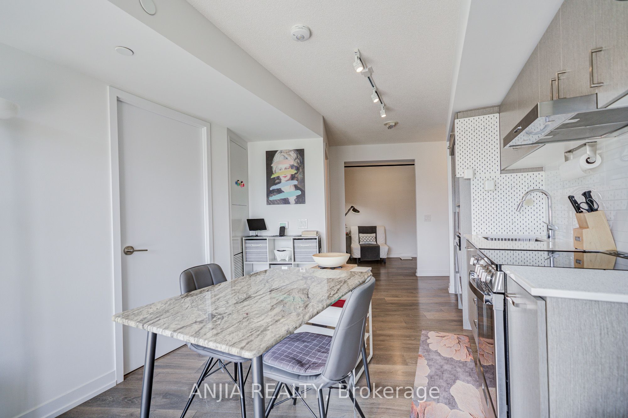 219 Dundas Street E 803 Property Photo 18