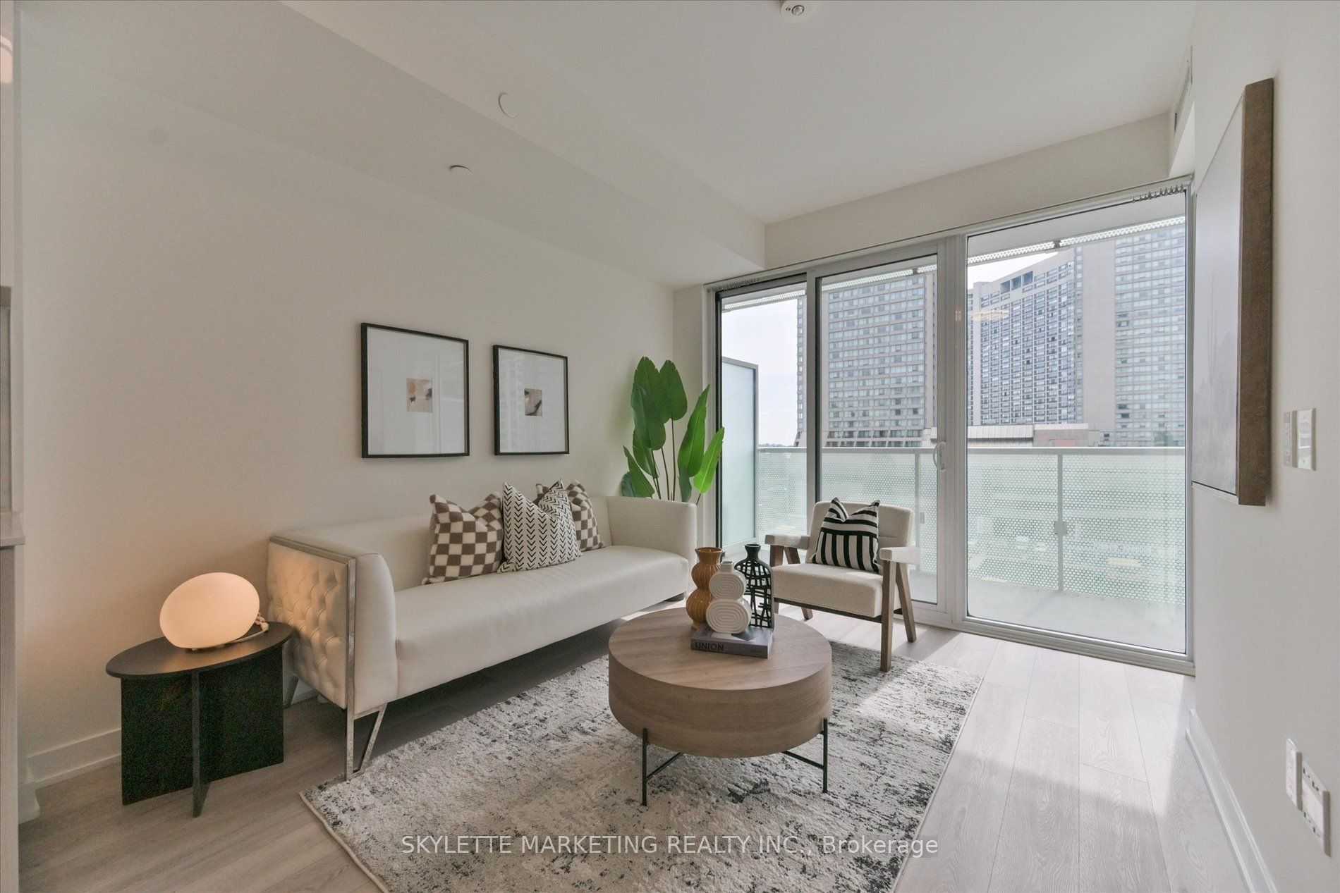 15 Queens Quay E 617