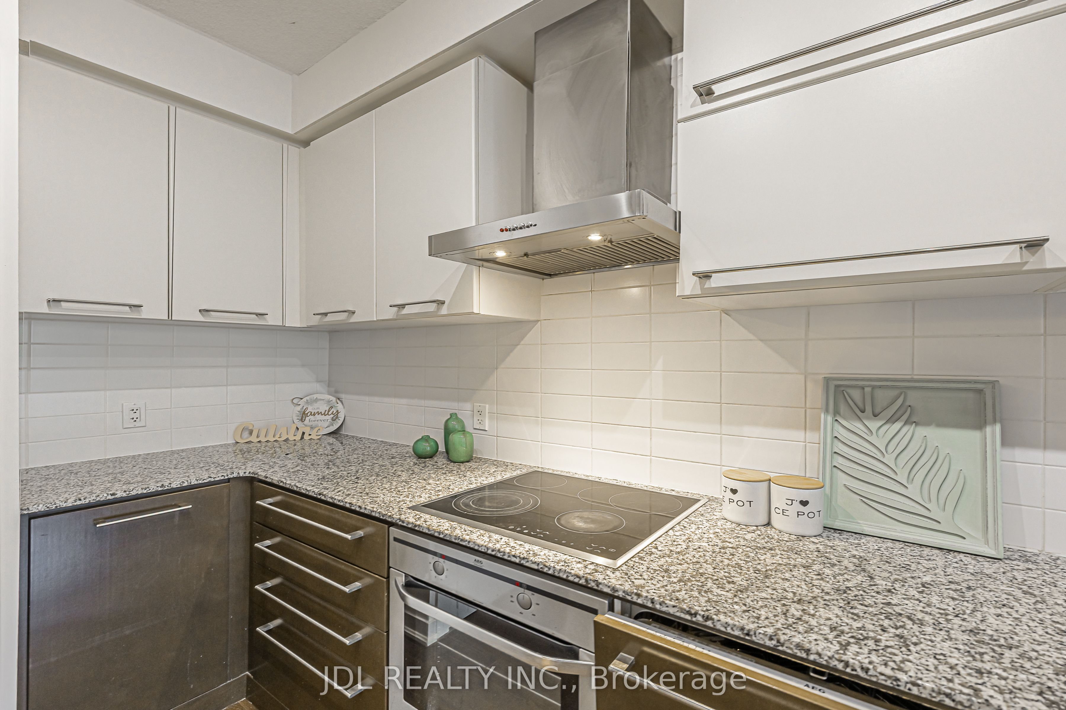 770 Bay Street 1105 Property Photo 9