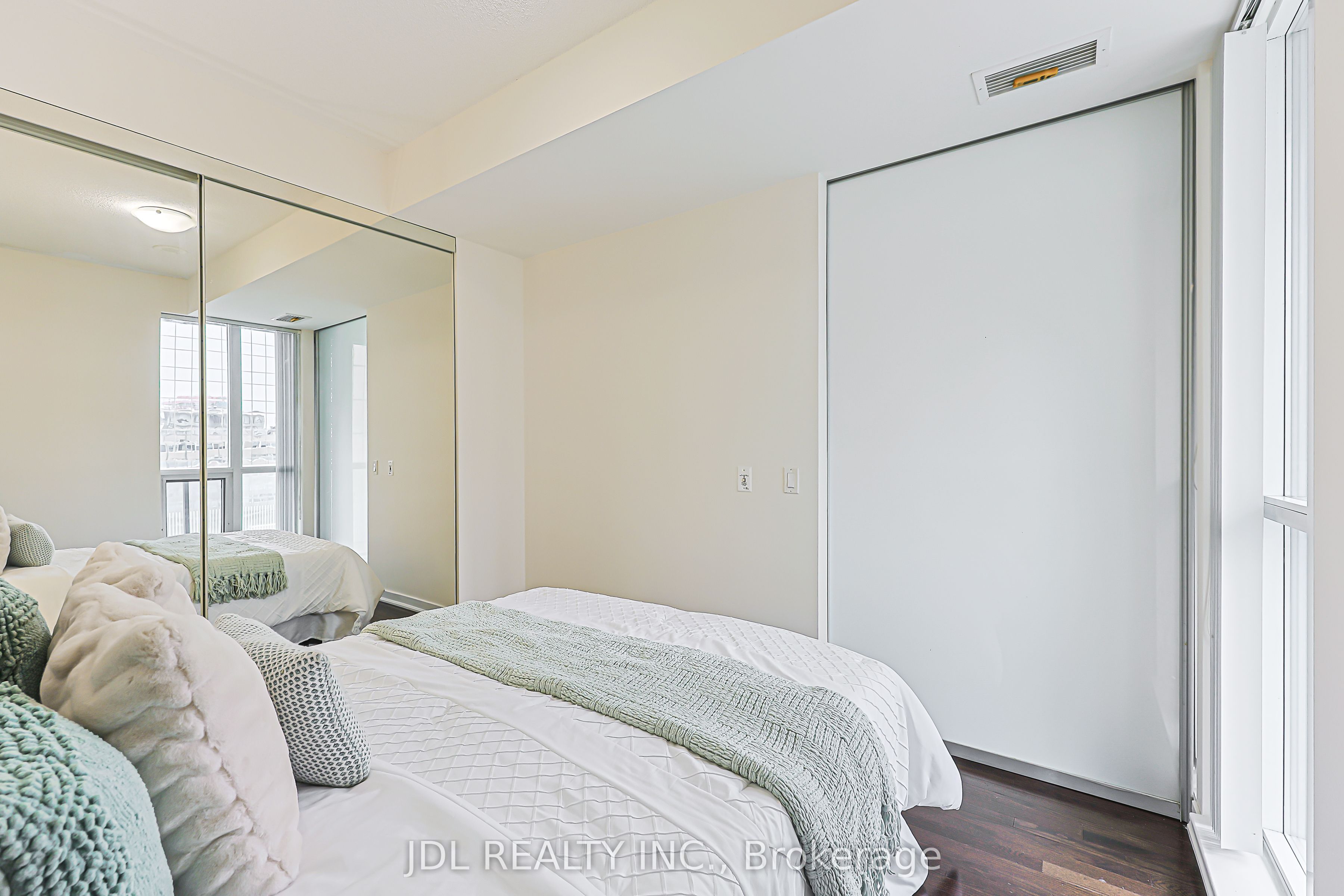 770 Bay Street 1105 Property Photo 27