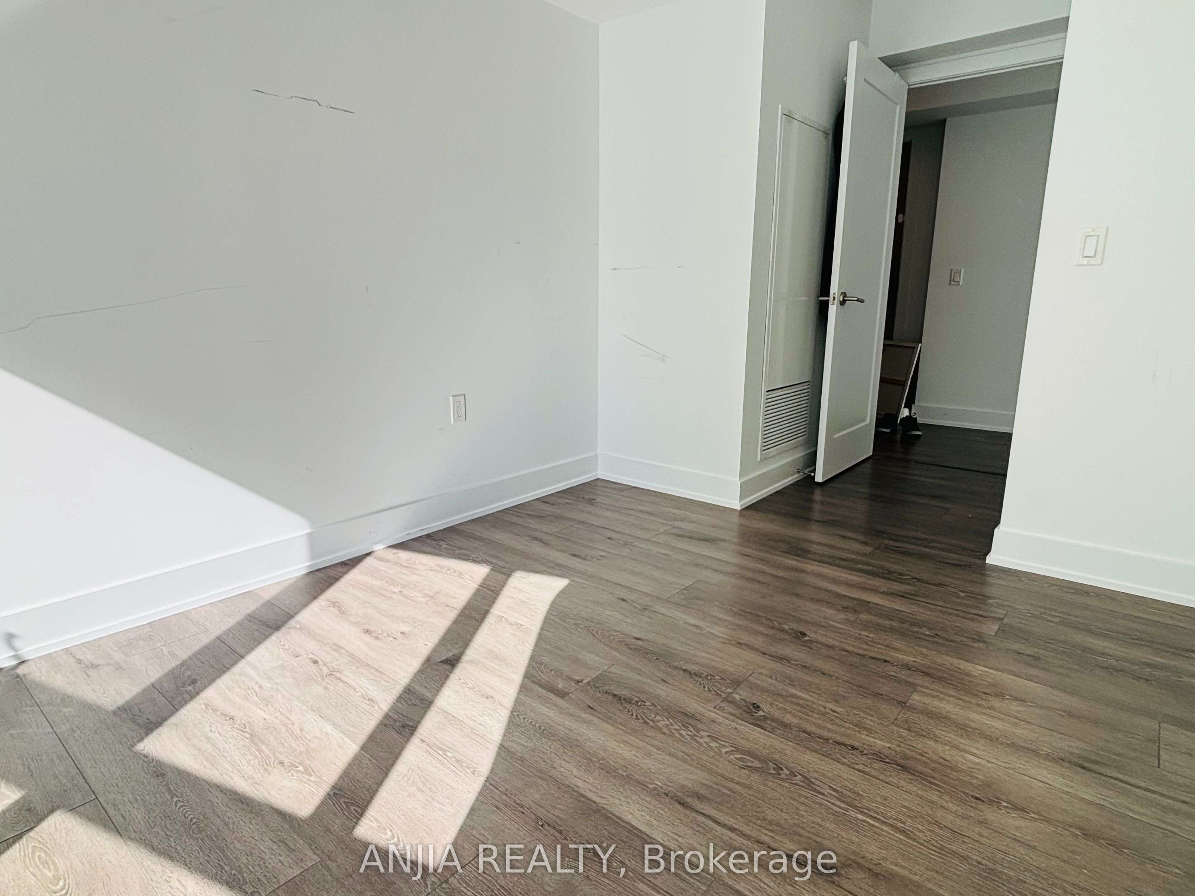 585 Bloor Street E 622 Property Photo 3
