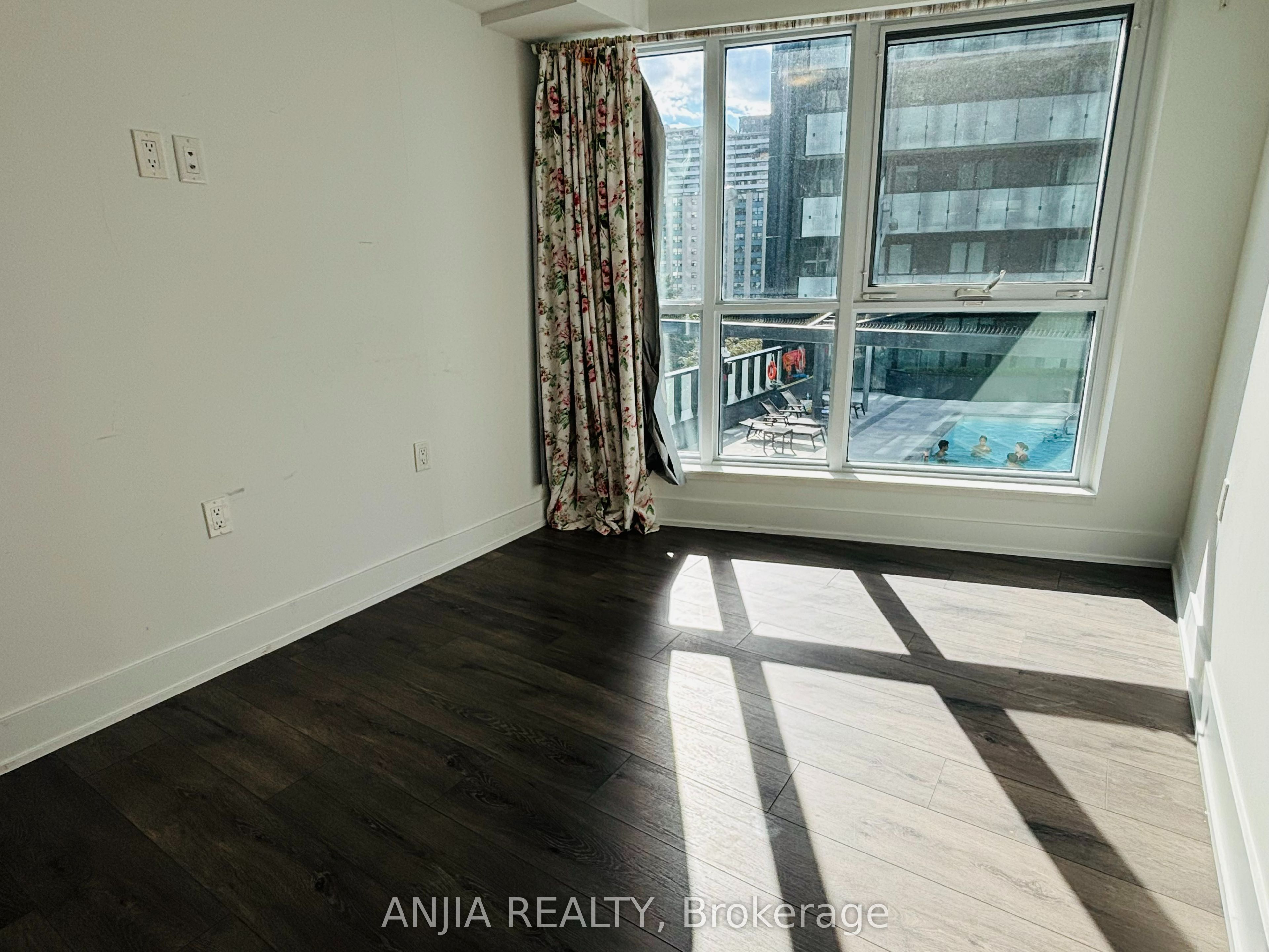 585 Bloor Street E 622 Property Photo 4