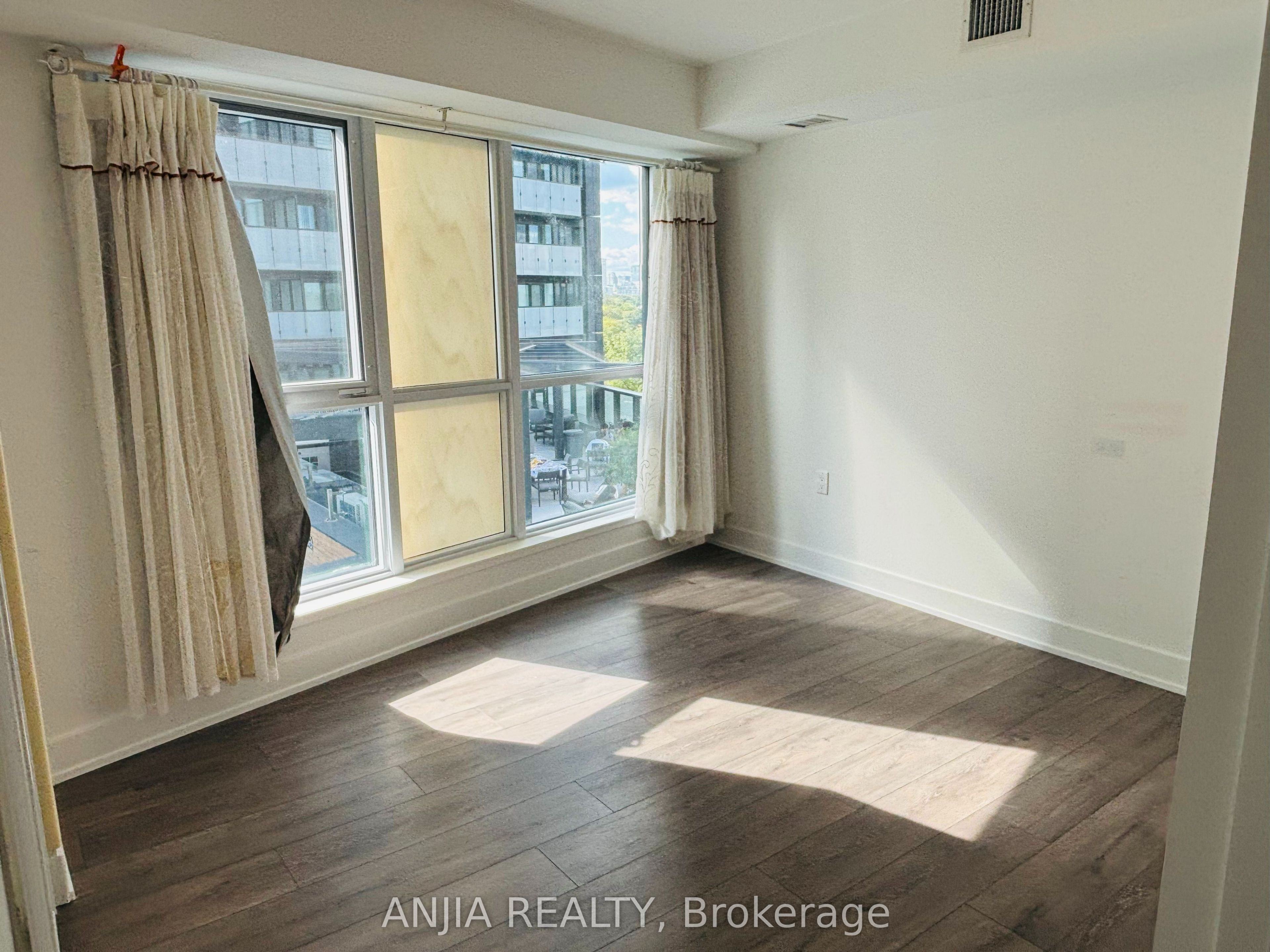 585 Bloor Street E 622 Property Photo 6