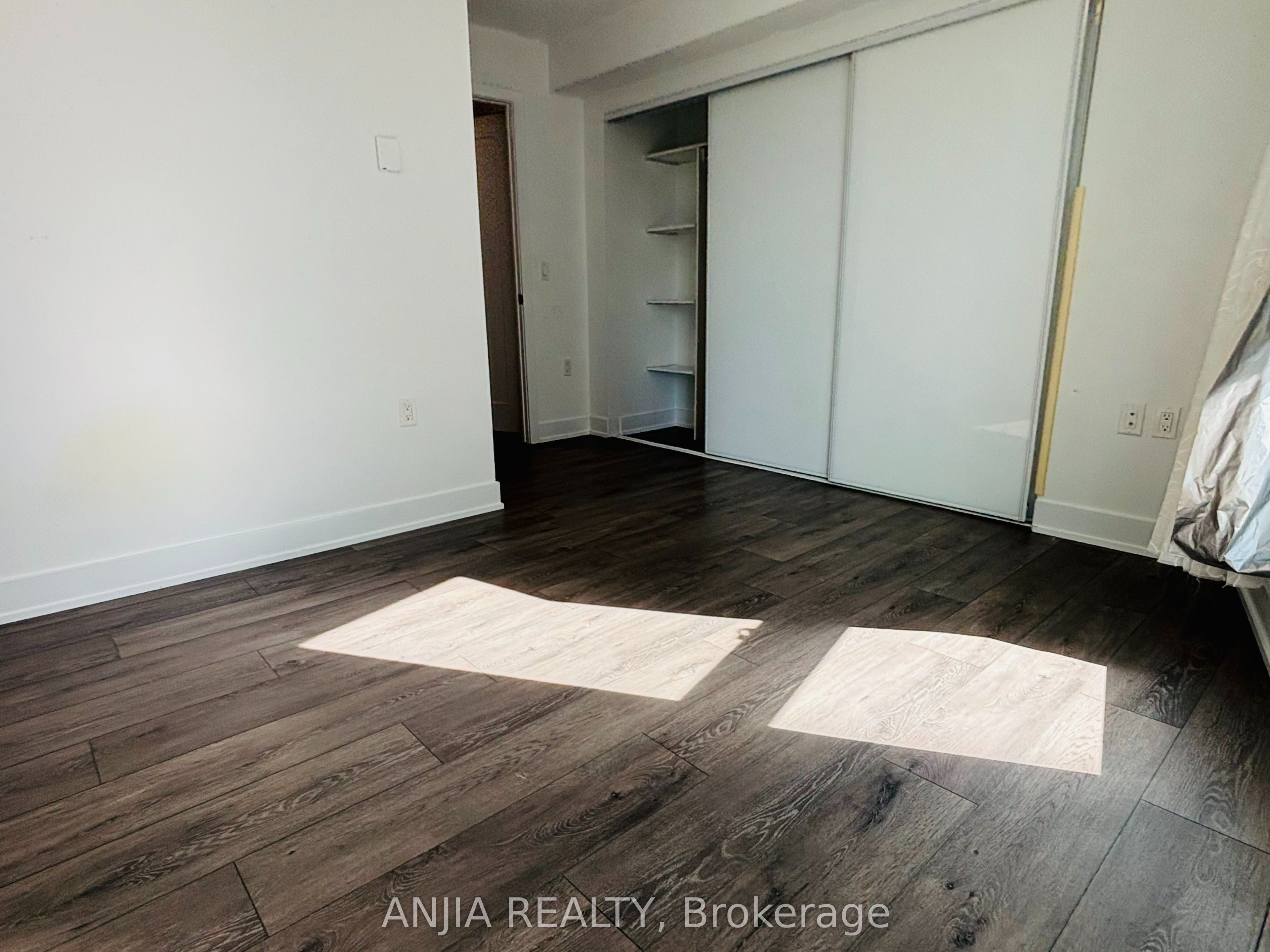 585 Bloor Street E 622 Property Photo 7