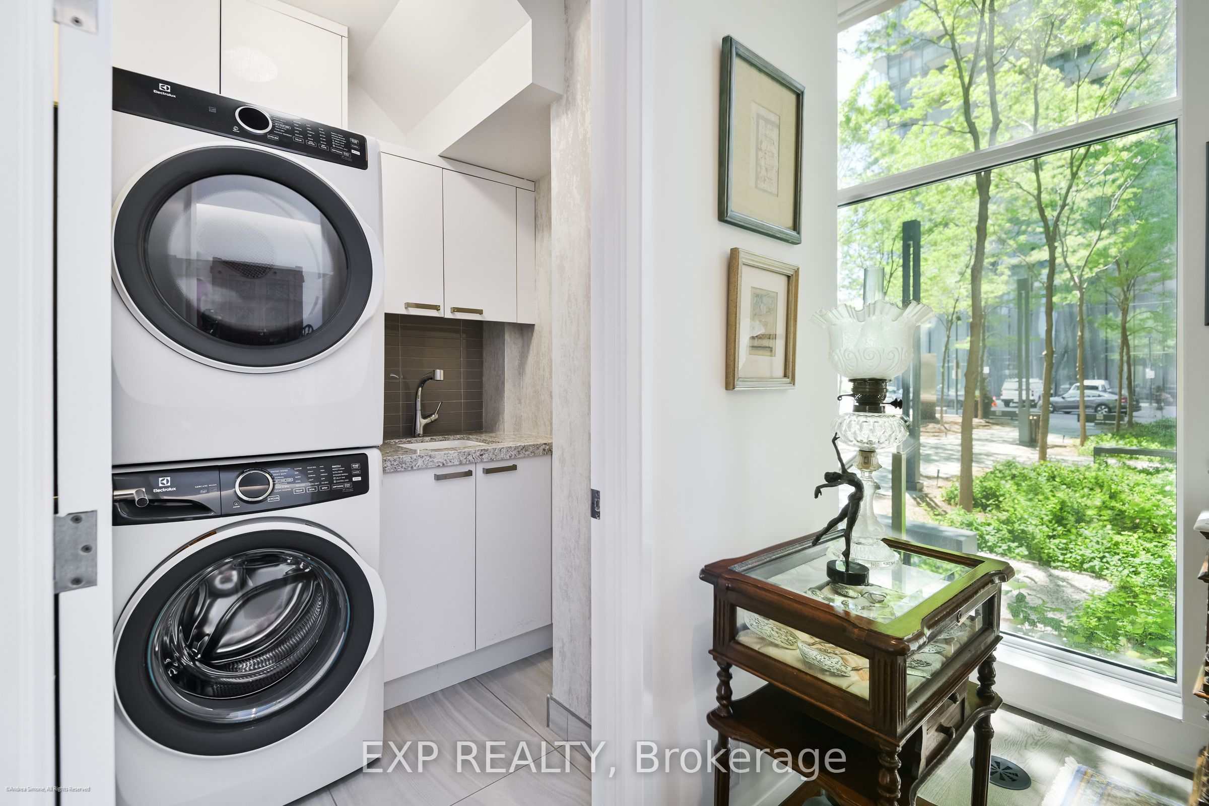 1084 Bay Street Property Photo 9