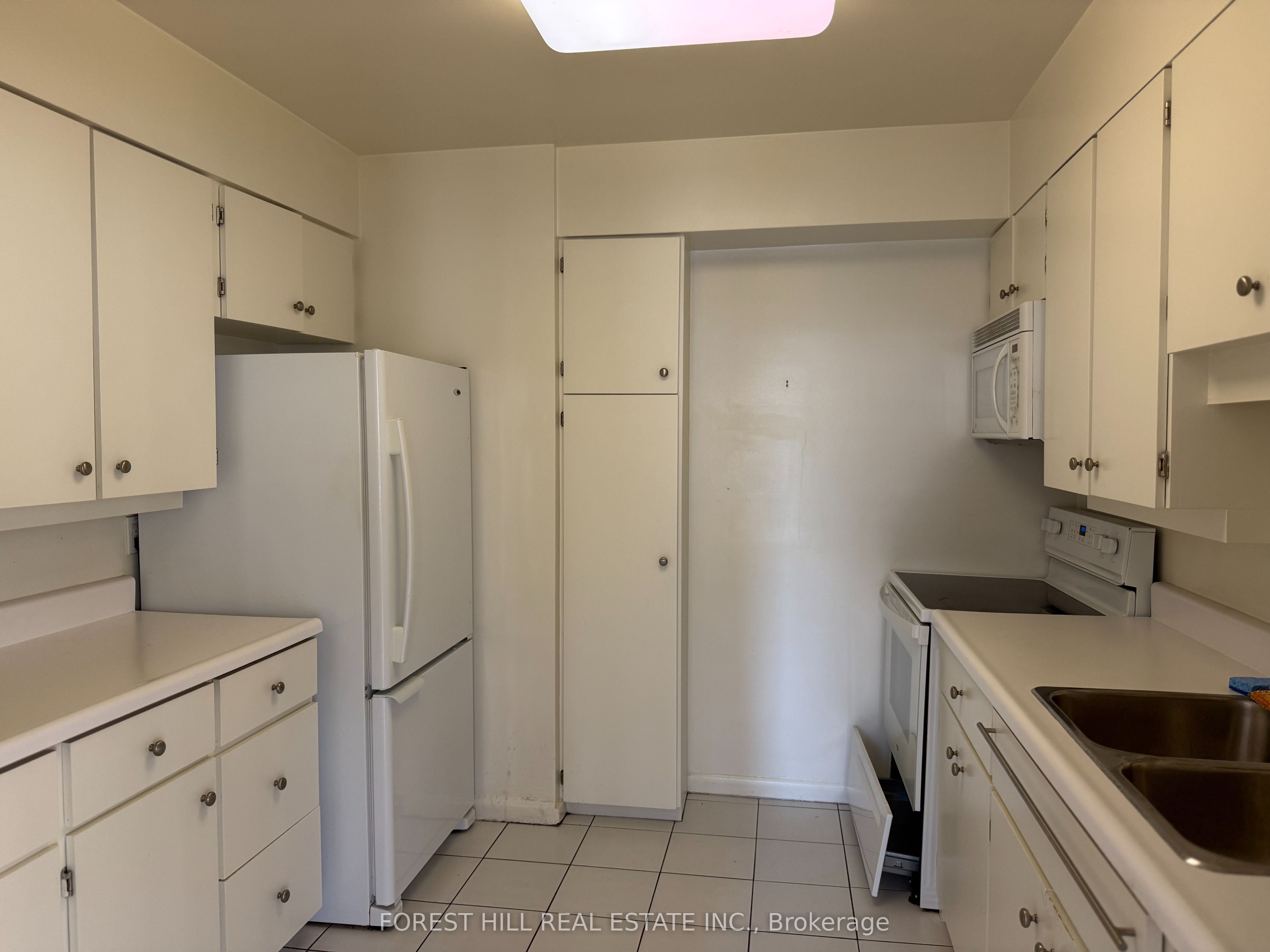500 Avenue Road 405 Property Photo 2