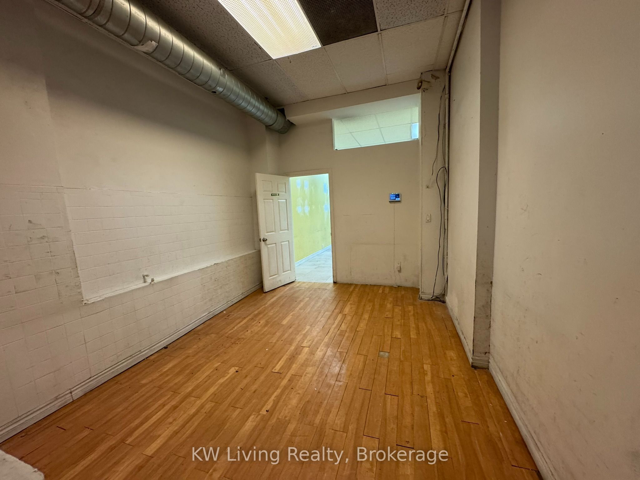 660 1/2 Bloor Street W Main Property Photo 4