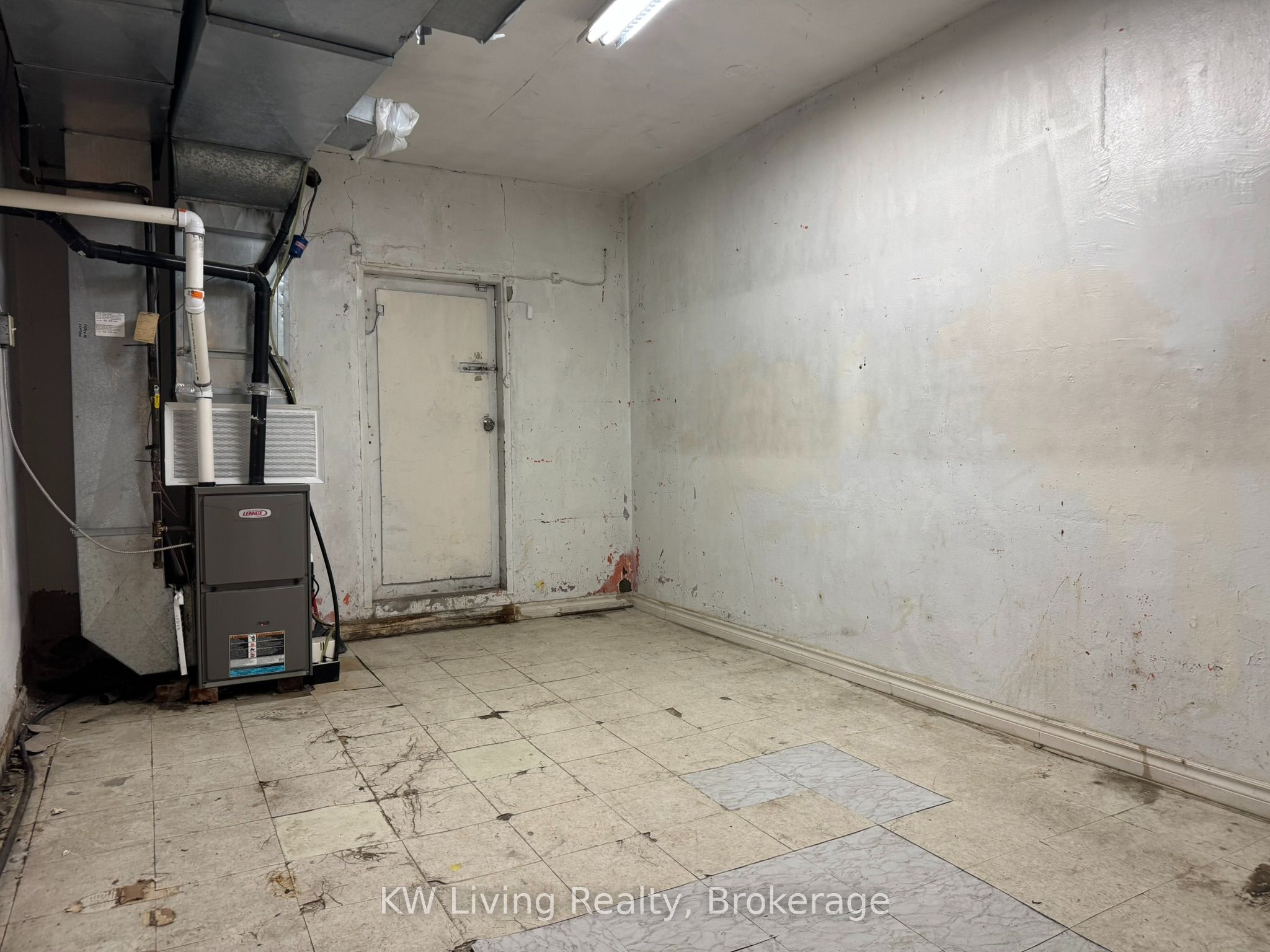660 1/2 Bloor Street W Main Property Photo 6