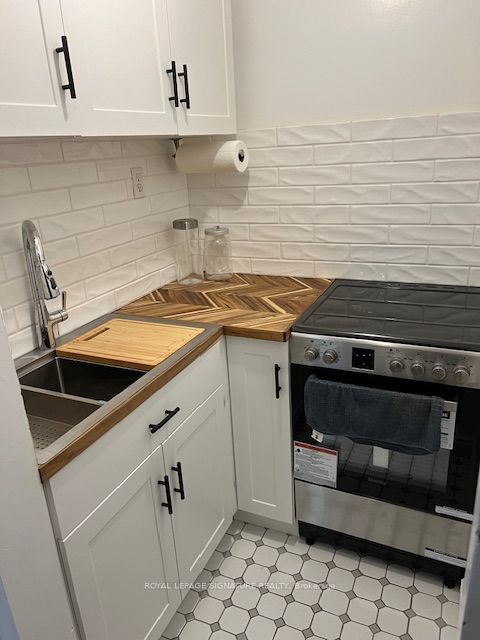 208 Carlton Street Lower Property Photo 2