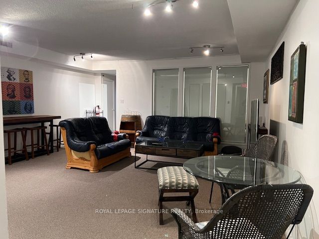 208 Carlton Street Lower Property Photo 10