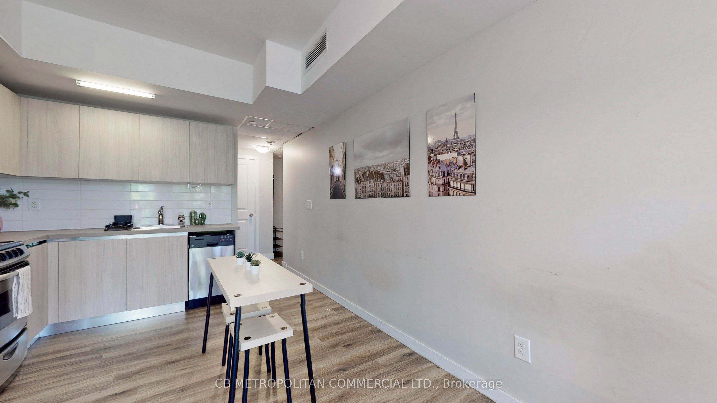 335 College Street Property Photo 4