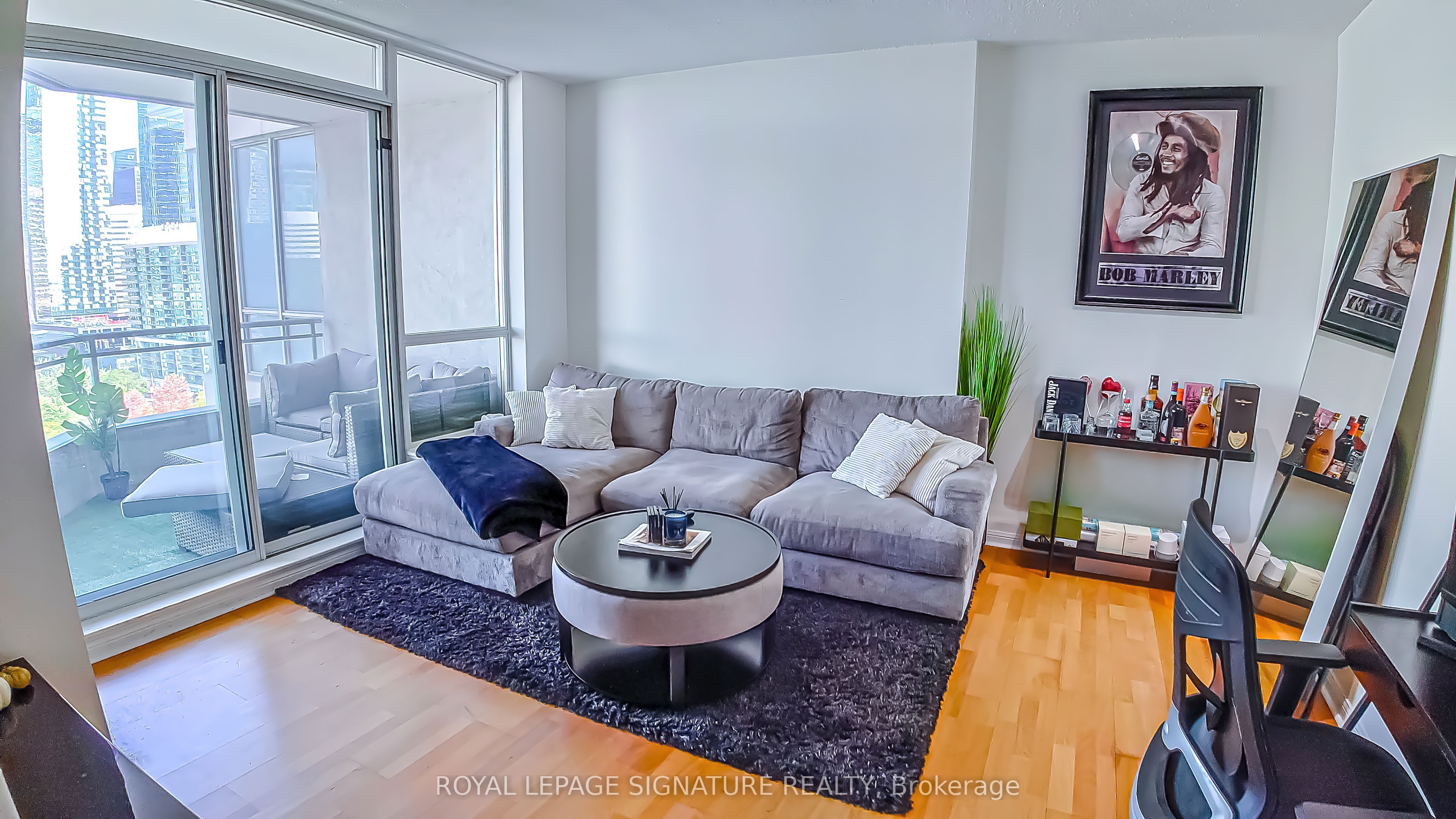 230 Queens Quay W 1726 Property Photo 4