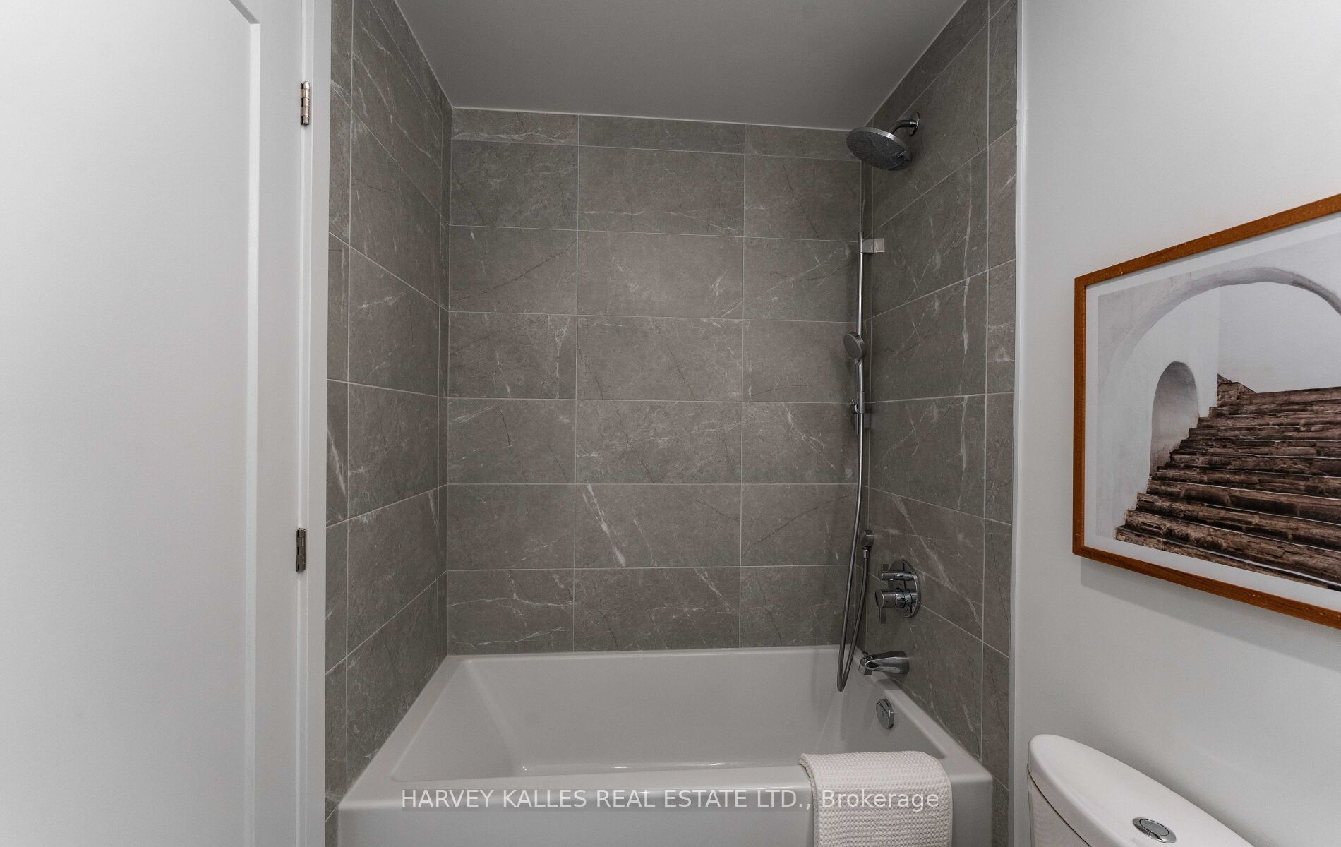 8 Manor Road W Lph2 Property Photo 26