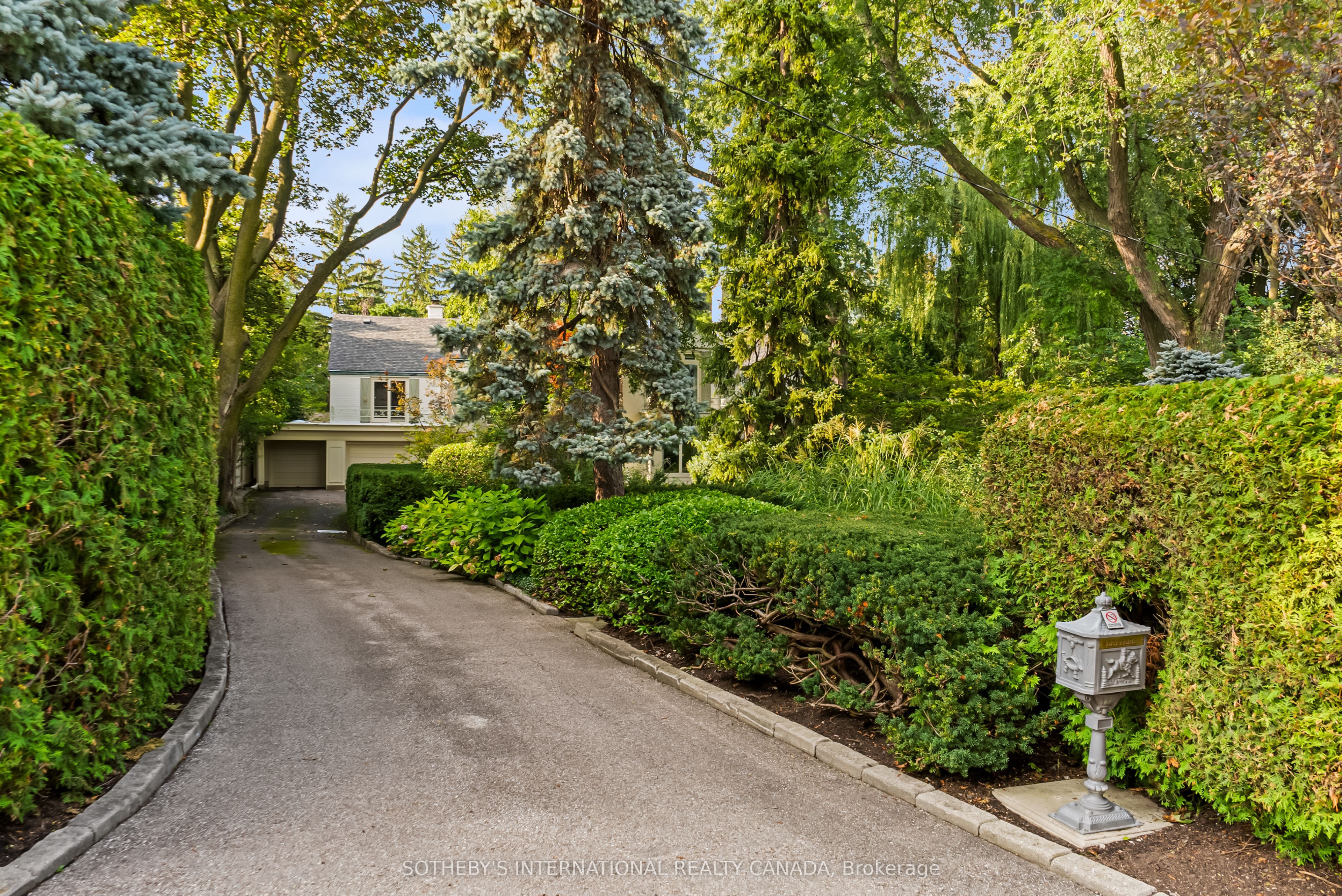12 Forest Glen Crescent Property Photo 3