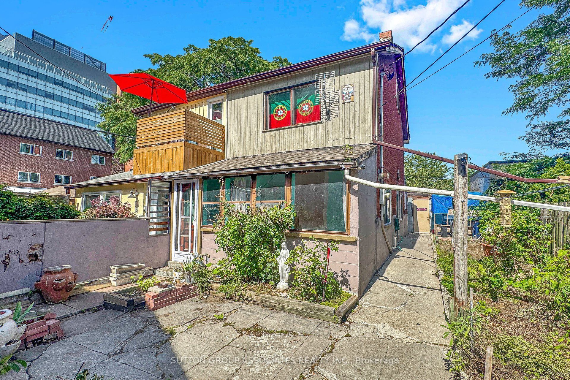 18 1/2 Bellevue Avenue Property Photo 1