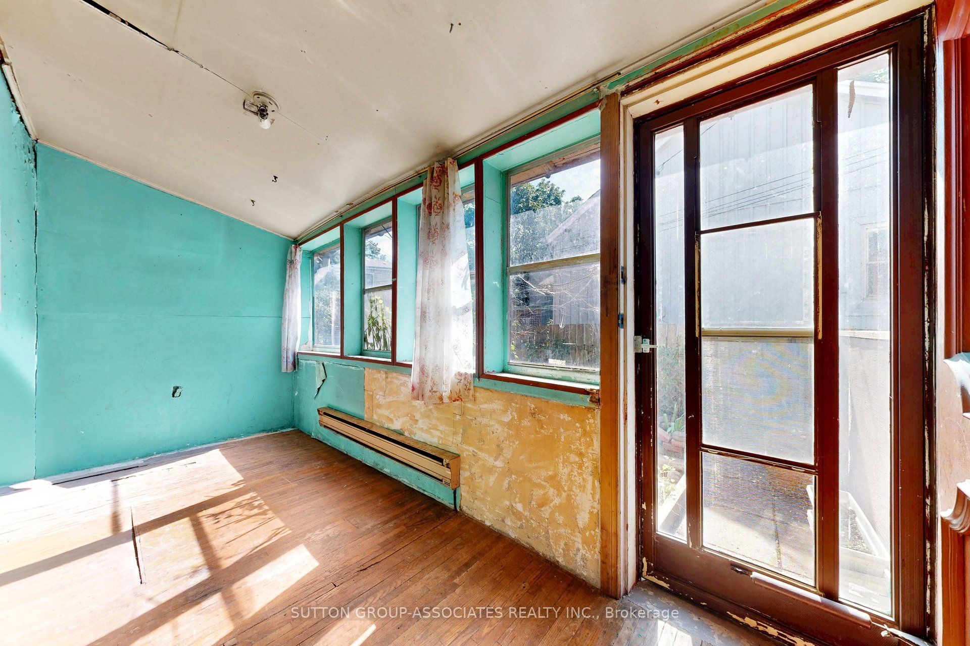 18 1/2 Bellevue Avenue Property Photo 5