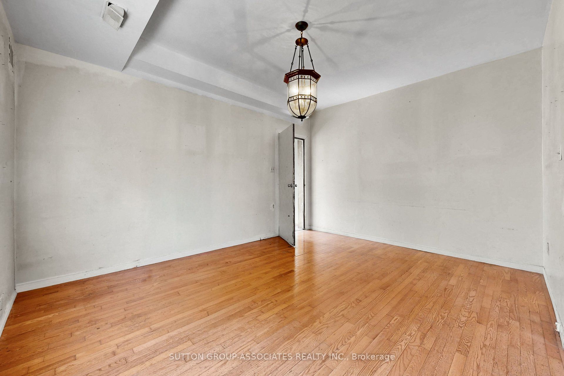 18 1/2 Bellevue Avenue Property Photo 8